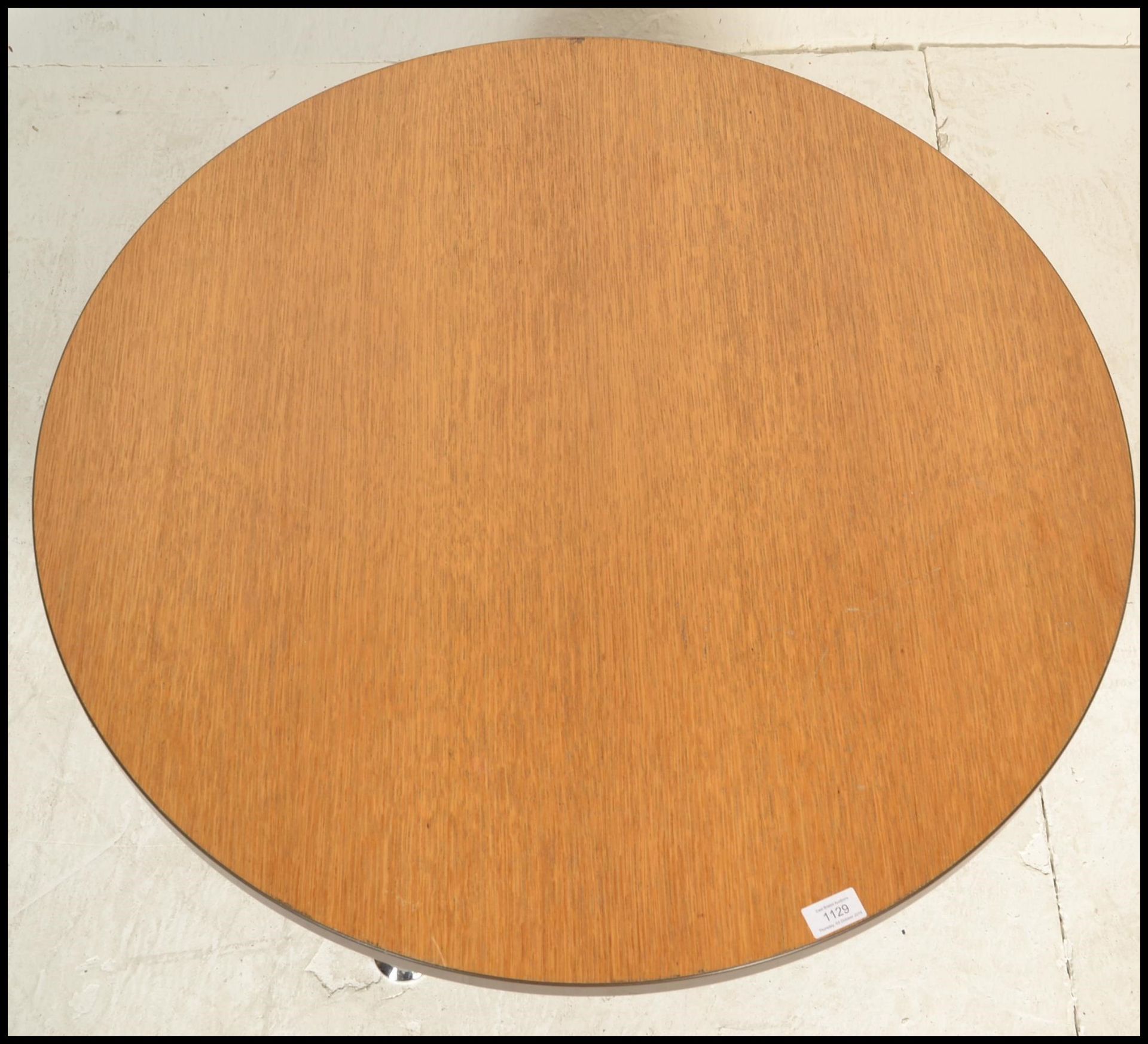 A retro 20th Century oak topped round coffee table raised on a single metal pedestal, supported by - Bild 3 aus 5