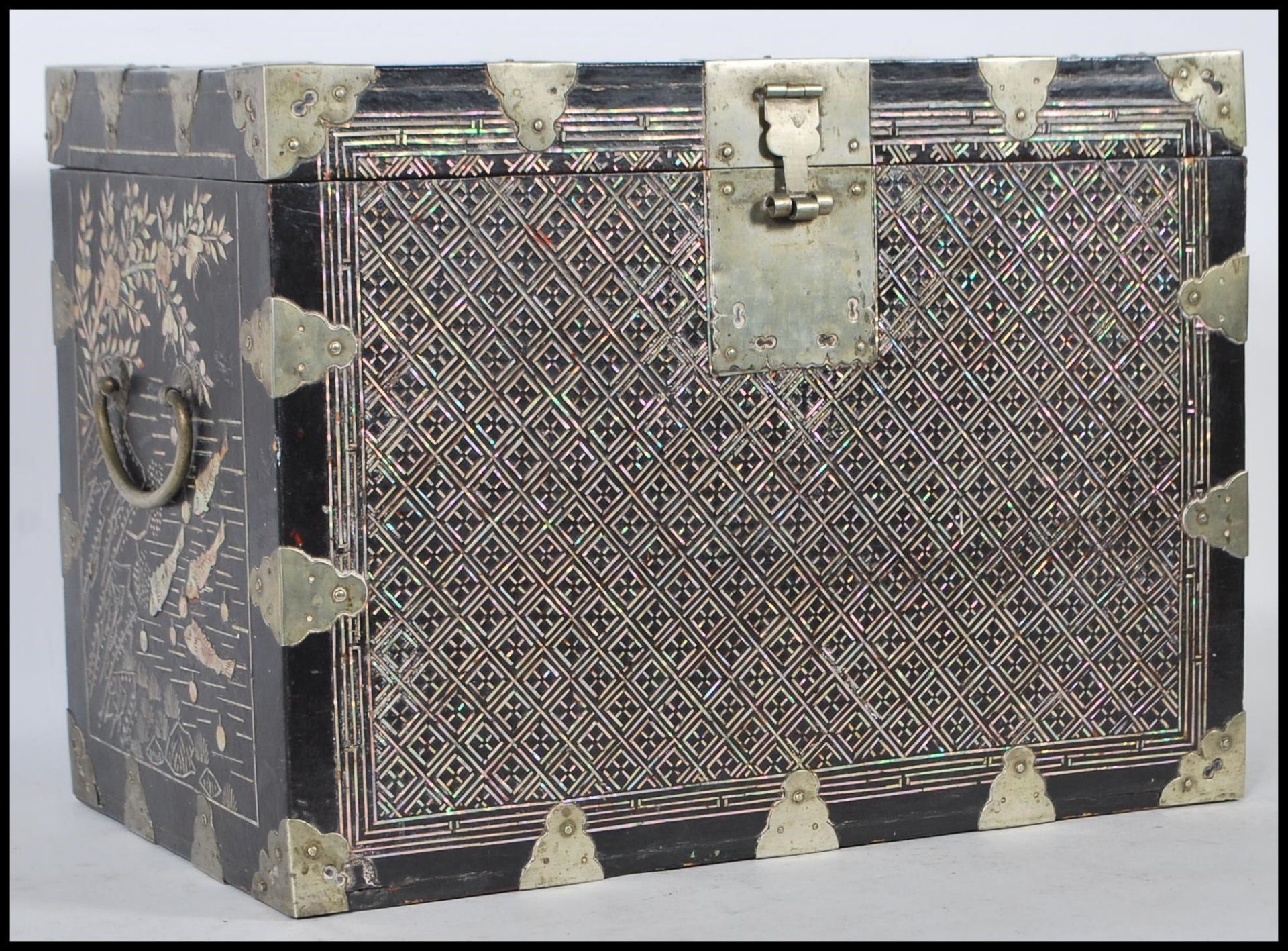 A Chinese Oriental ebonised wood lacquered chest box having mother of pearl inlay decoration in - Bild 3 aus 16
