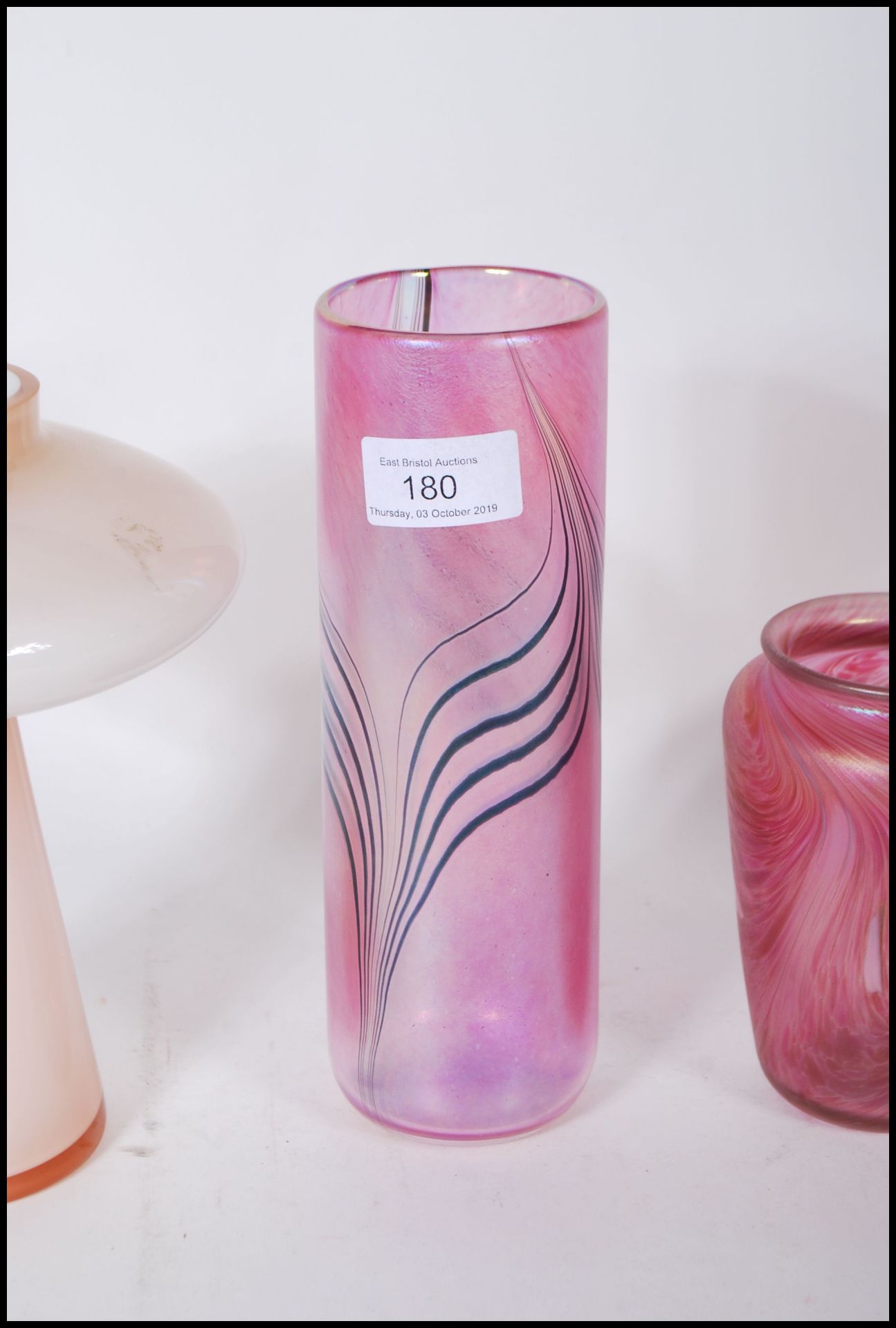 A selection of 20th Century vintage retro studio glass to include two pink iridescent vases in the - Bild 3 aus 5