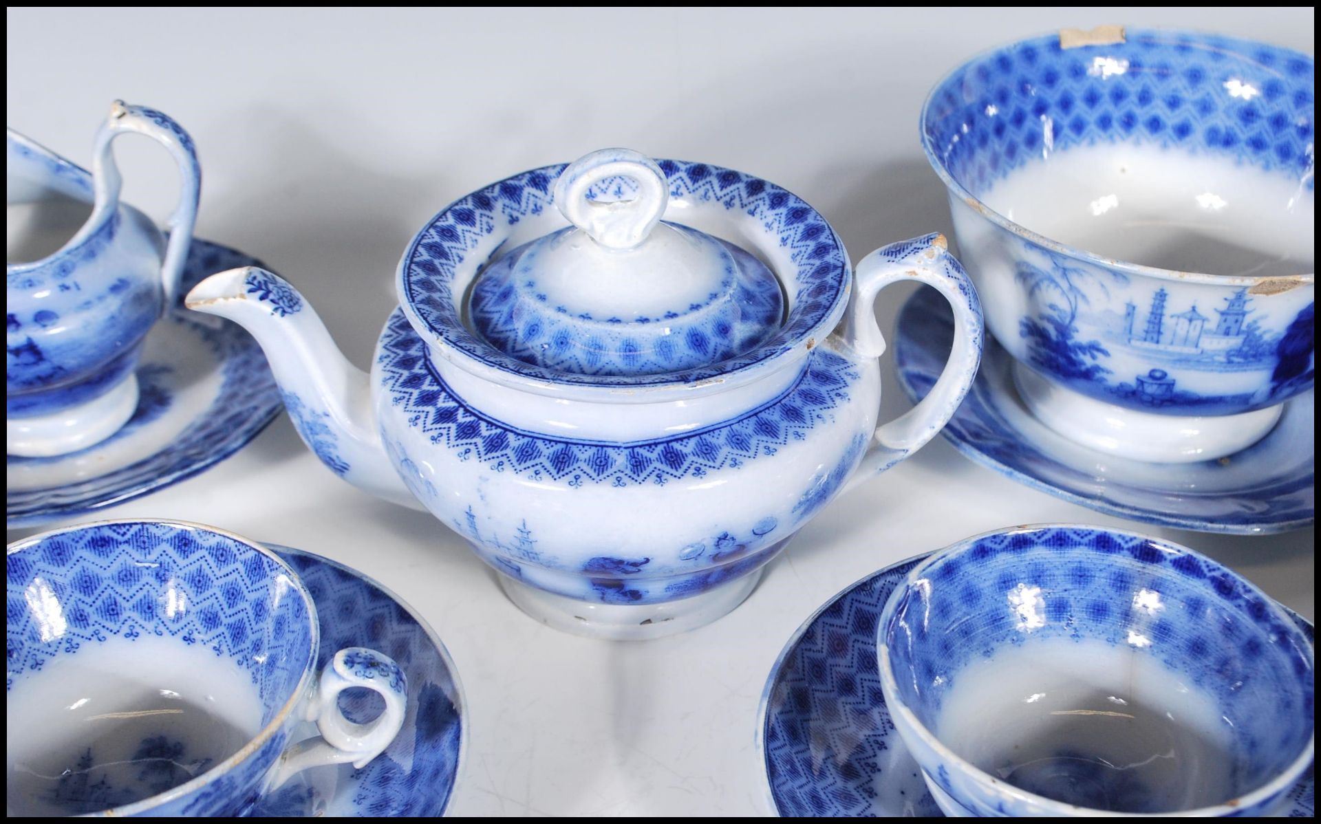 An early 19th Century flow blue / blue and white miniature child's tea service depicting Chinese - Bild 5 aus 10