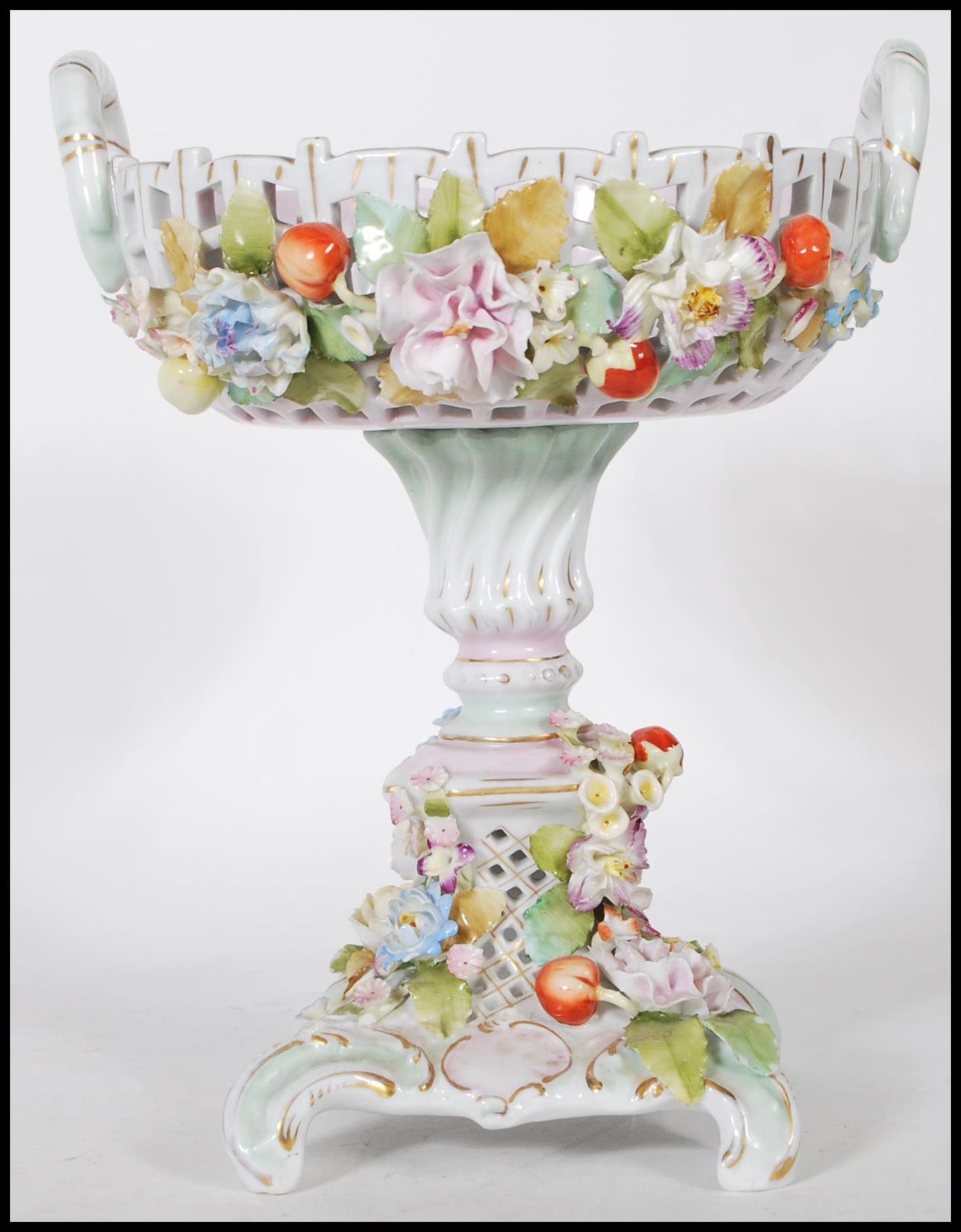 A 19th century / early 20th century Sitzendorf floral encrusted centrepiece tazza. The base with - Bild 3 aus 6