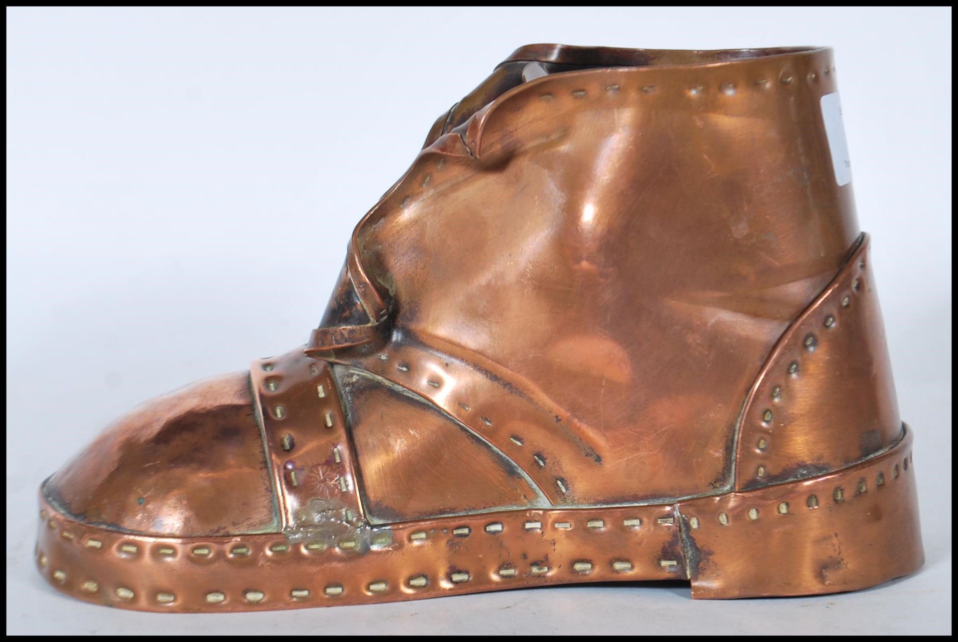 An early 20th Century Arts and Crafts copper hobnail boot having hand beaten decoration. Measures - Bild 3 aus 7