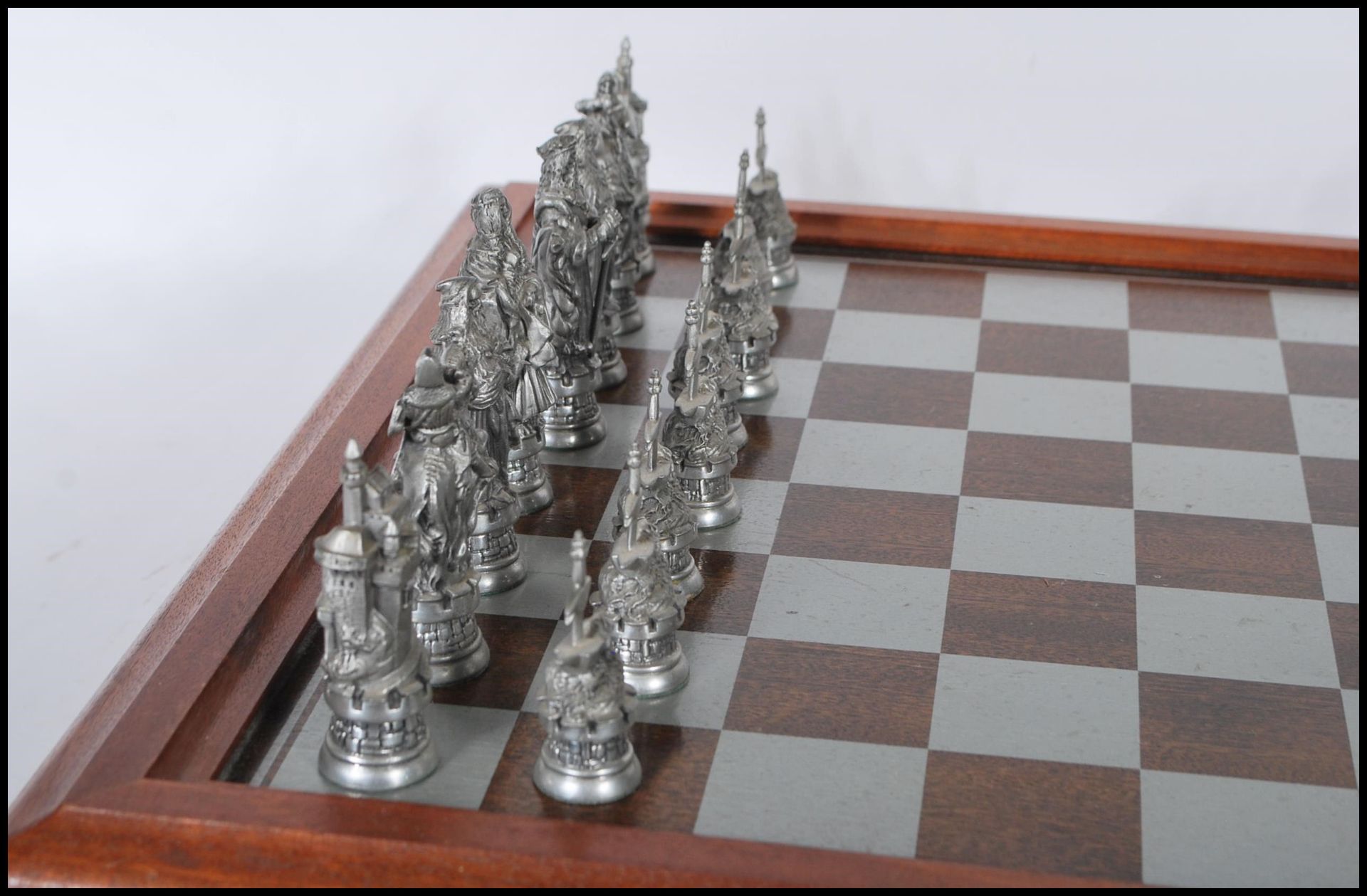A collectors Danbury Mint Royal Selangor chess set entitled ' The Camelot Chess Set' consisting of - Bild 5 aus 12