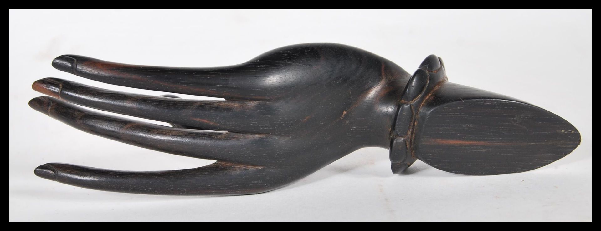 A 20th Century carved wooden ebony ring holder in the form of a hand with elongated fingers and a - Bild 5 aus 5