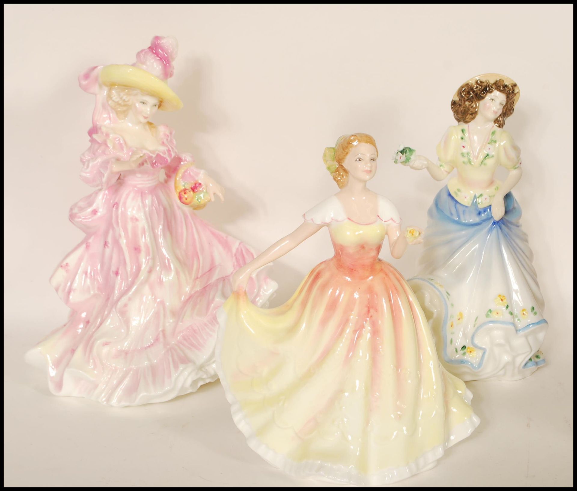 A collection of Royal Doulton ceramic figurines to include Flowers of Love - Forget Me Nots  HN 3700 - Bild 2 aus 12