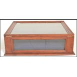 A 20th Century mahogany cased table top shop display jewellery / collectables cabinet case having