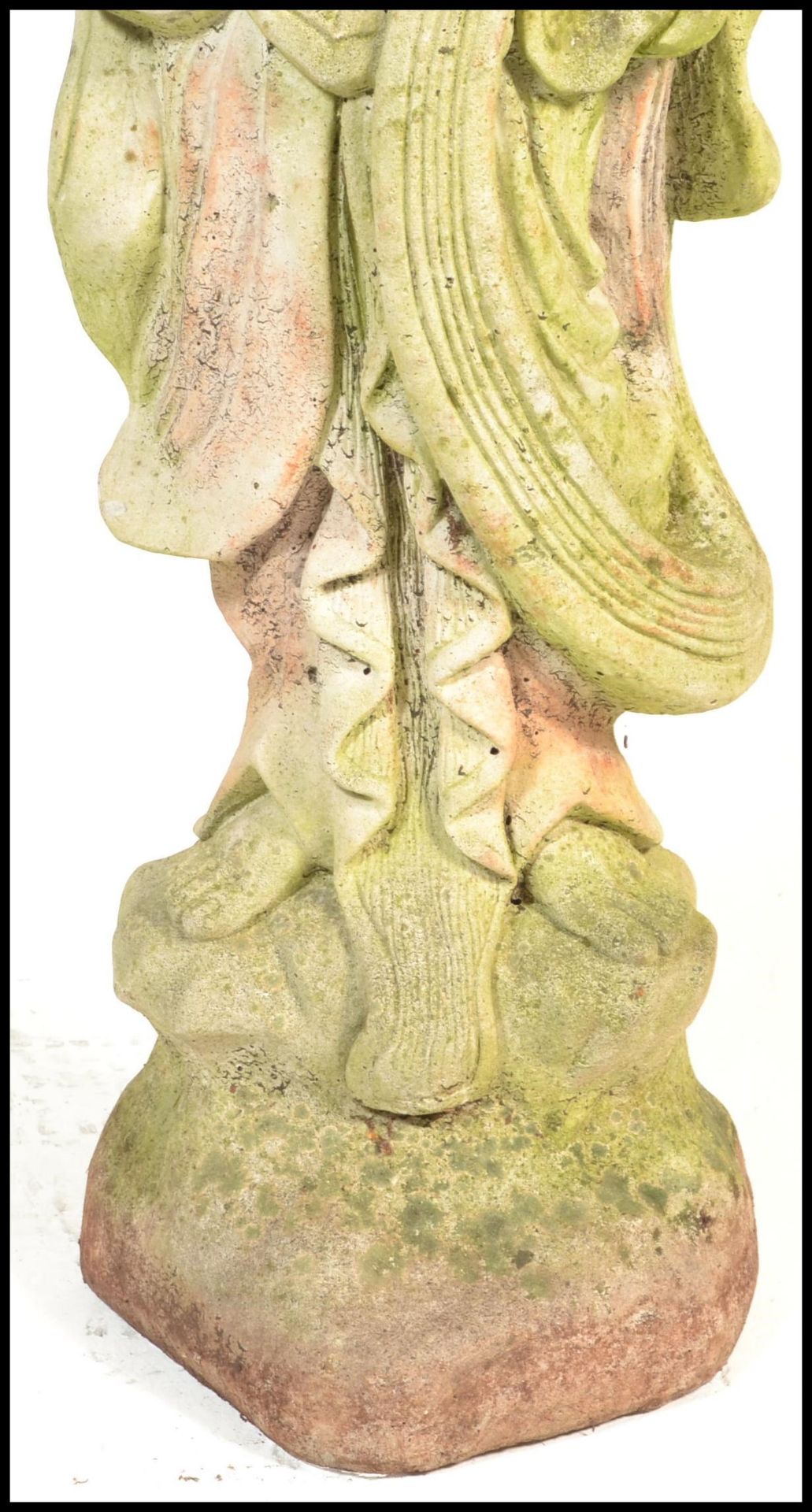 A 20th century Oriental South East Asian reconstituted stone garden statue ornament in the form of a - Bild 2 aus 6