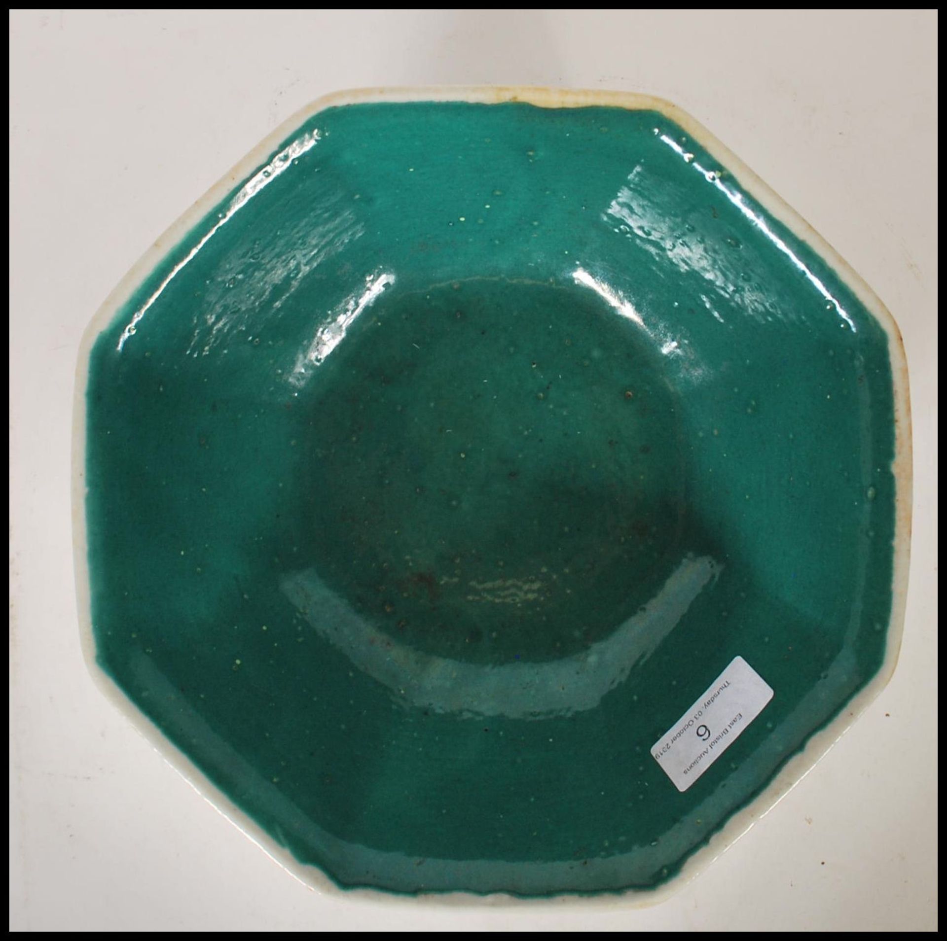A Chinese Cantonese ( Canton ) footed centerpiece bowl of octagonal form having a blue ground - Bild 5 aus 6