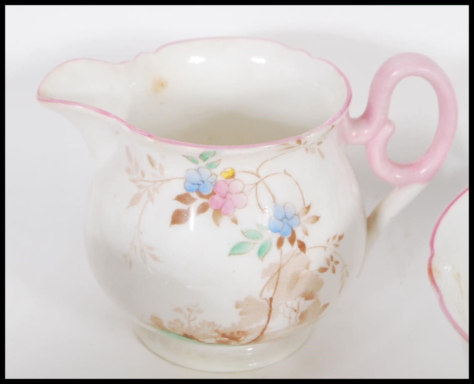 An early 20th Century Shelley coffee service having pink and blue floral sprays with butterflies and - Bild 5 aus 11