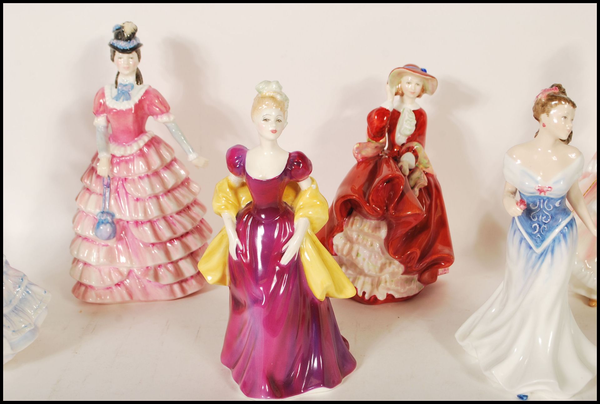 A collection of Royal Doulton ceramic figurines to include Flowers of Love - Forget Me Nots  HN 3700 - Bild 5 aus 12