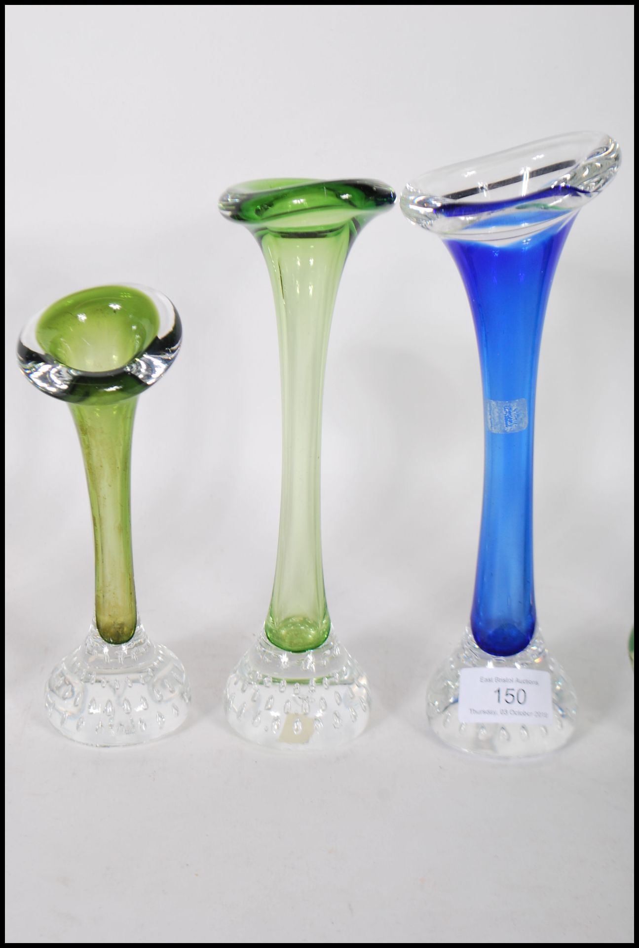 A collection of mid 20th Century vintage retro studio glass vases to include three coloured - Bild 3 aus 4