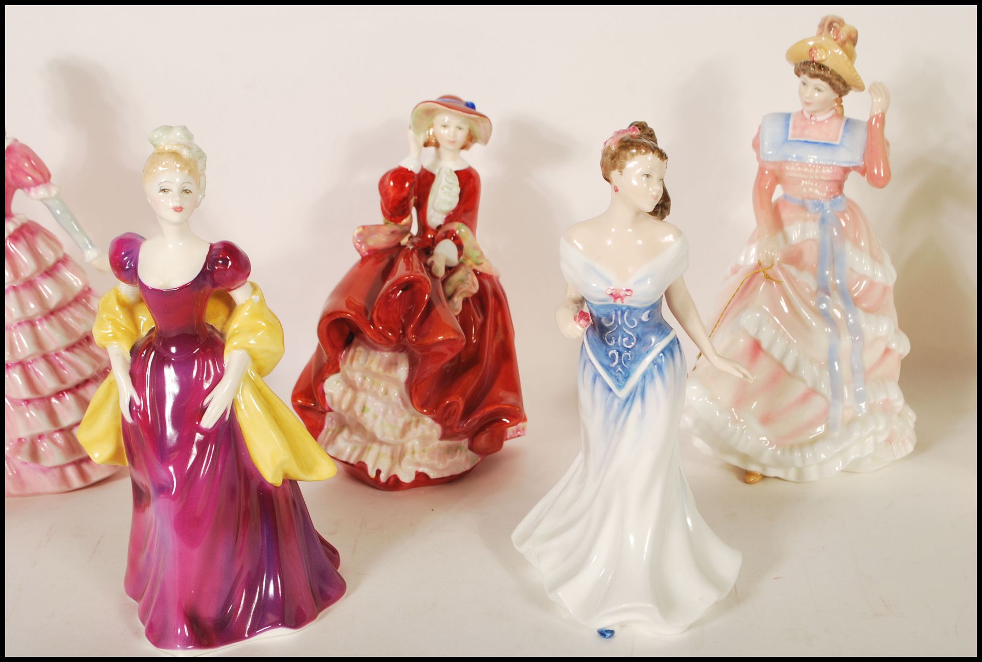 A collection of Royal Doulton ceramic figurines to include Flowers of Love - Forget Me Nots  HN 3700 - Bild 6 aus 12