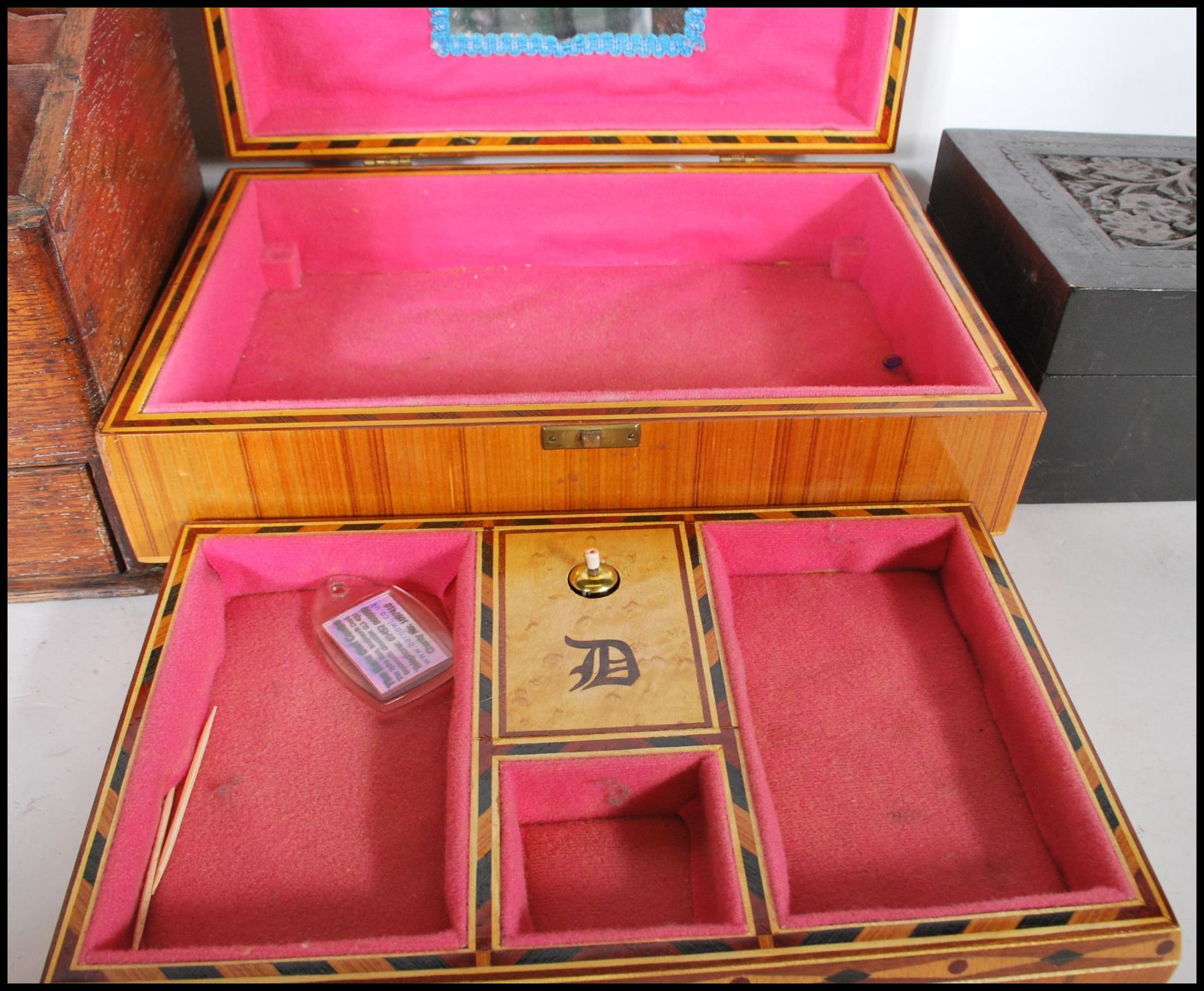 A collection of vintage 20th Century wooden boxes to include a contrasting wood jewellery box having - Bild 6 aus 11