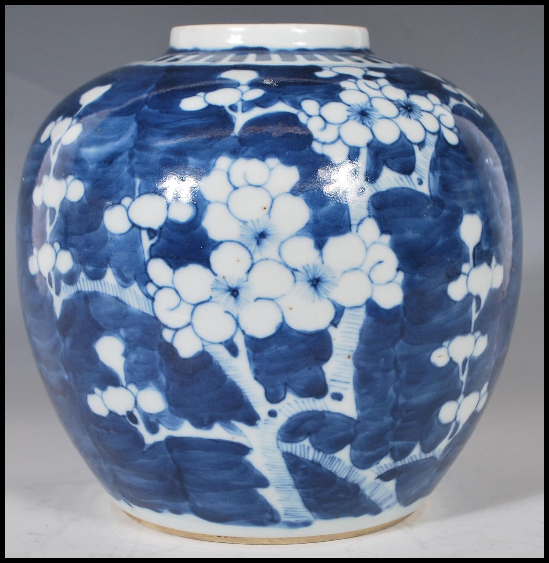 A 19th Century Chinese ginger jar of large proportions and bulbous form being hand painted in blue - Bild 12 aus 24
