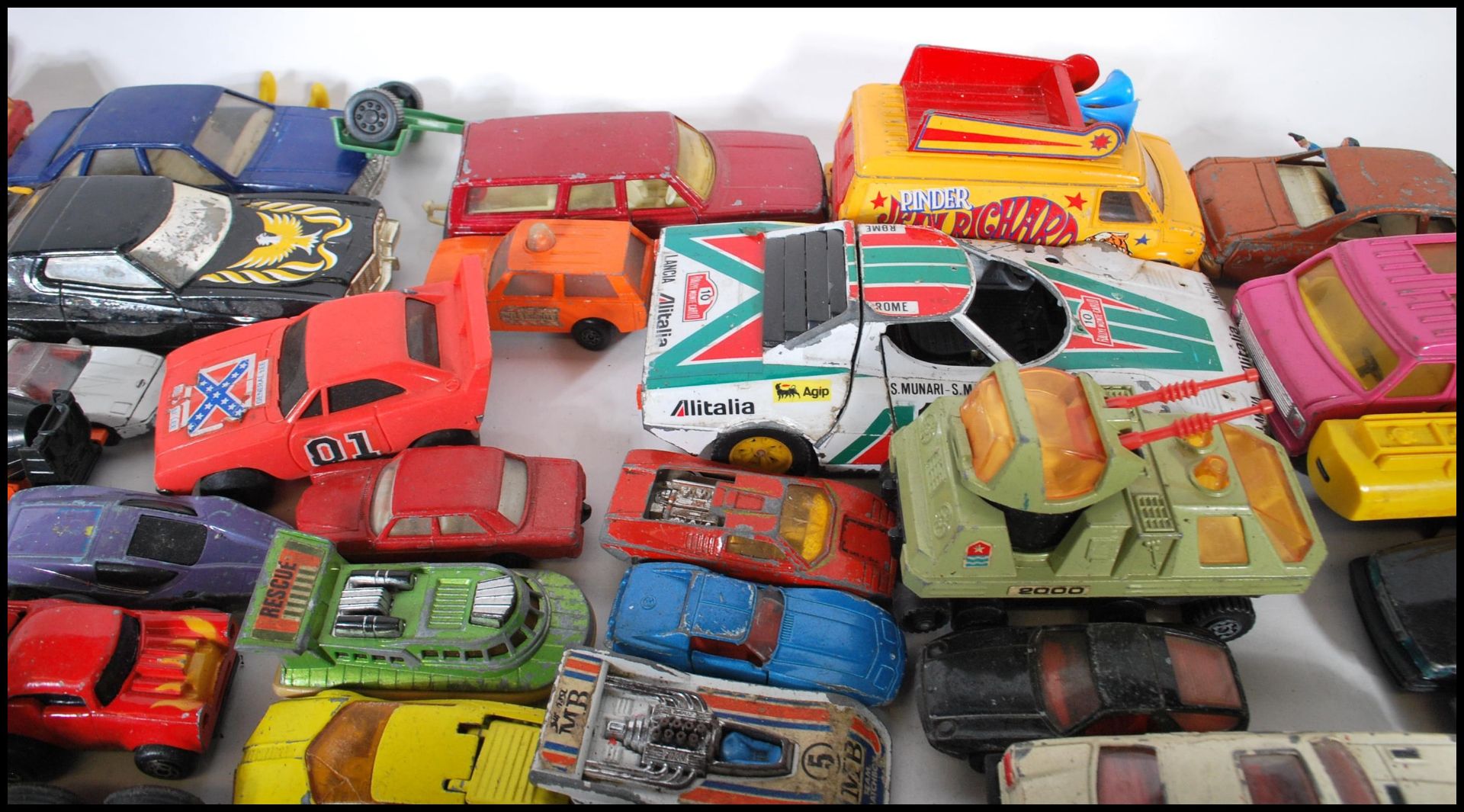 A COLLECTION OF DIECAST MODEL VEHICLES AND OTHERS - Bild 7 aus 9