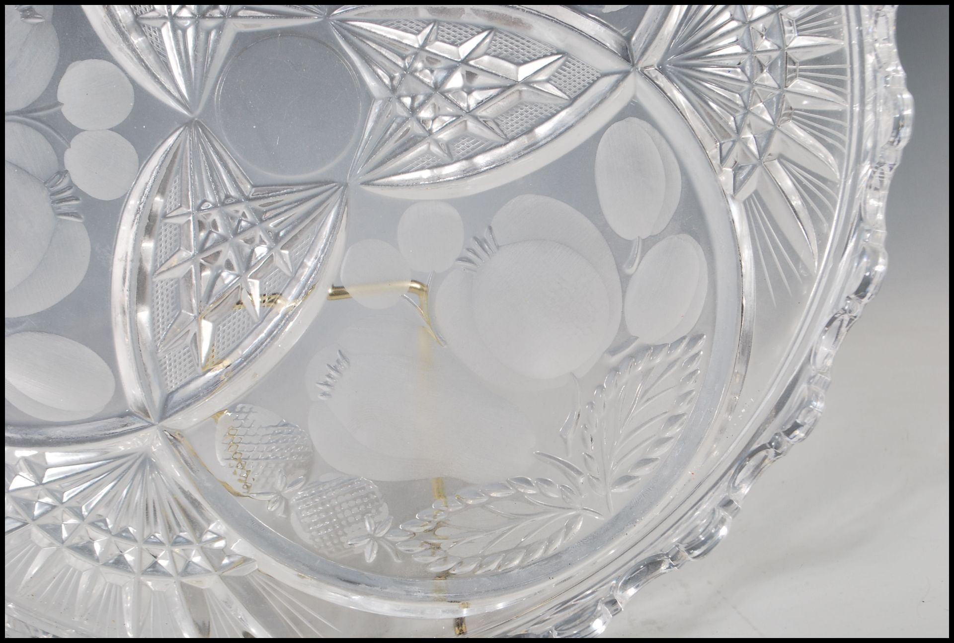 A 20th Century cut glass centrepiece plate in the manner of Lalique being of round form having a - Bild 5 aus 6