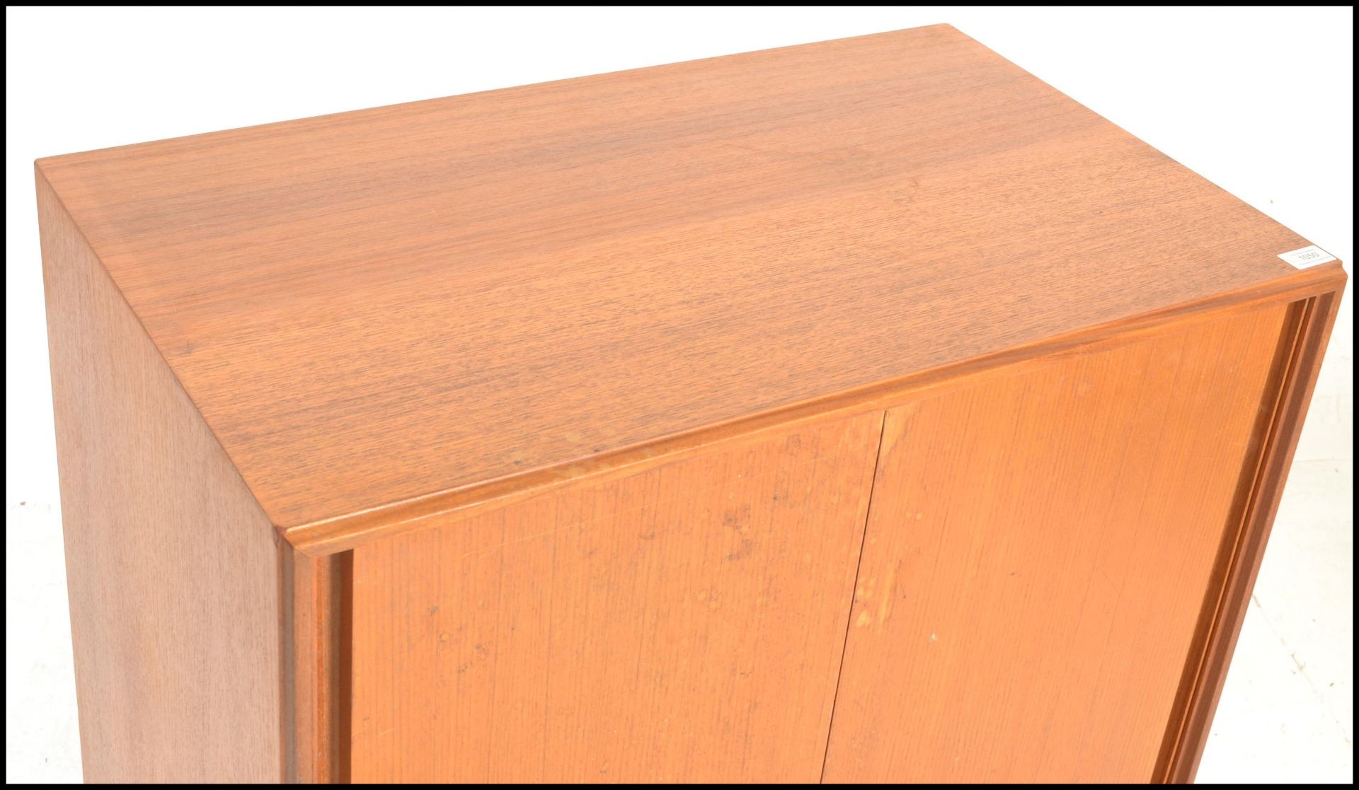 A mid century teak wood and hairpin leg cabinet. Raised on hairpin legs with a double door teak wood - Bild 2 aus 5