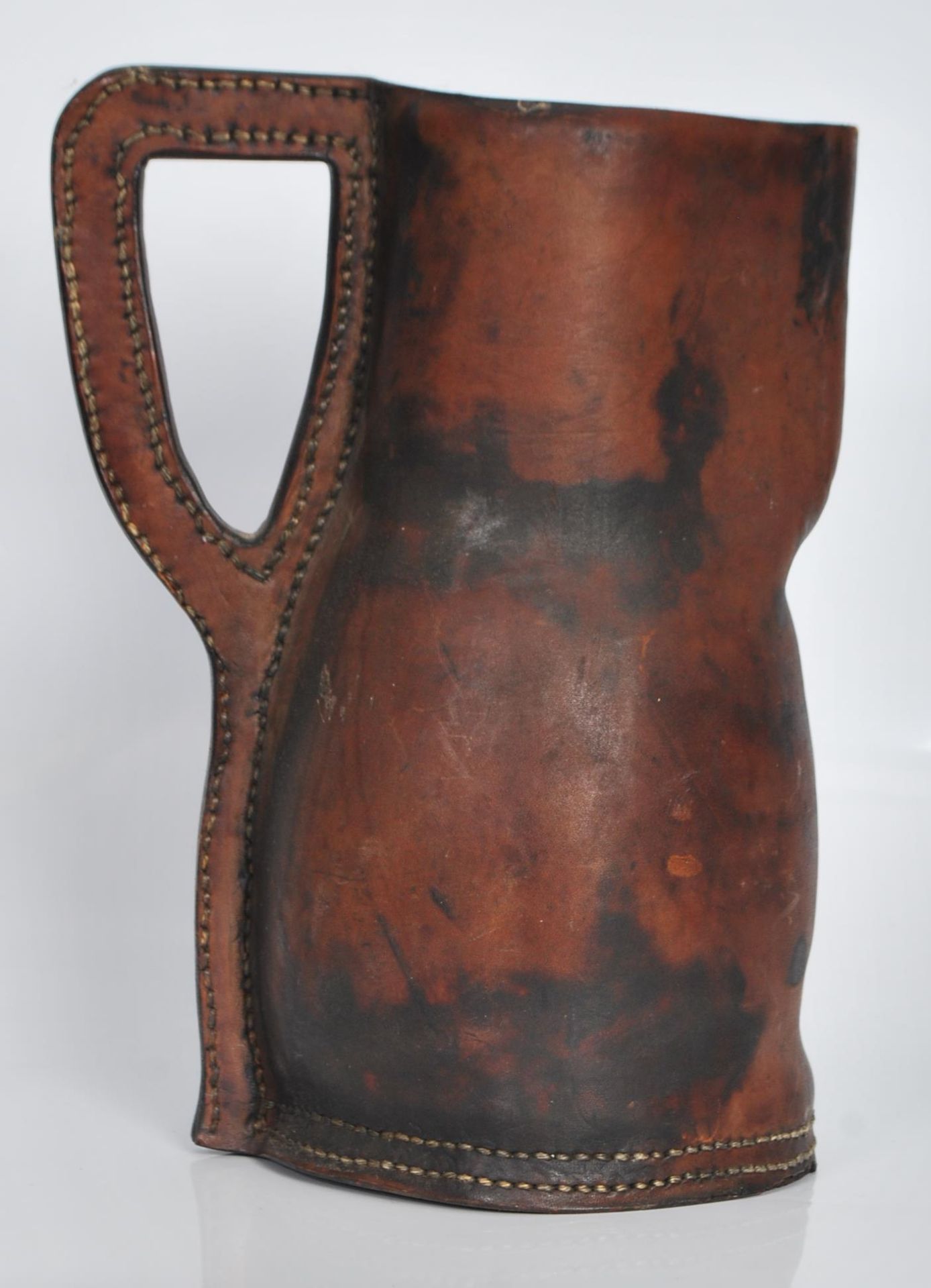 A vintage mid 20th Century commemorative leather blackjack drinking tankard / ewer jug having gilt - Bild 2 aus 4
