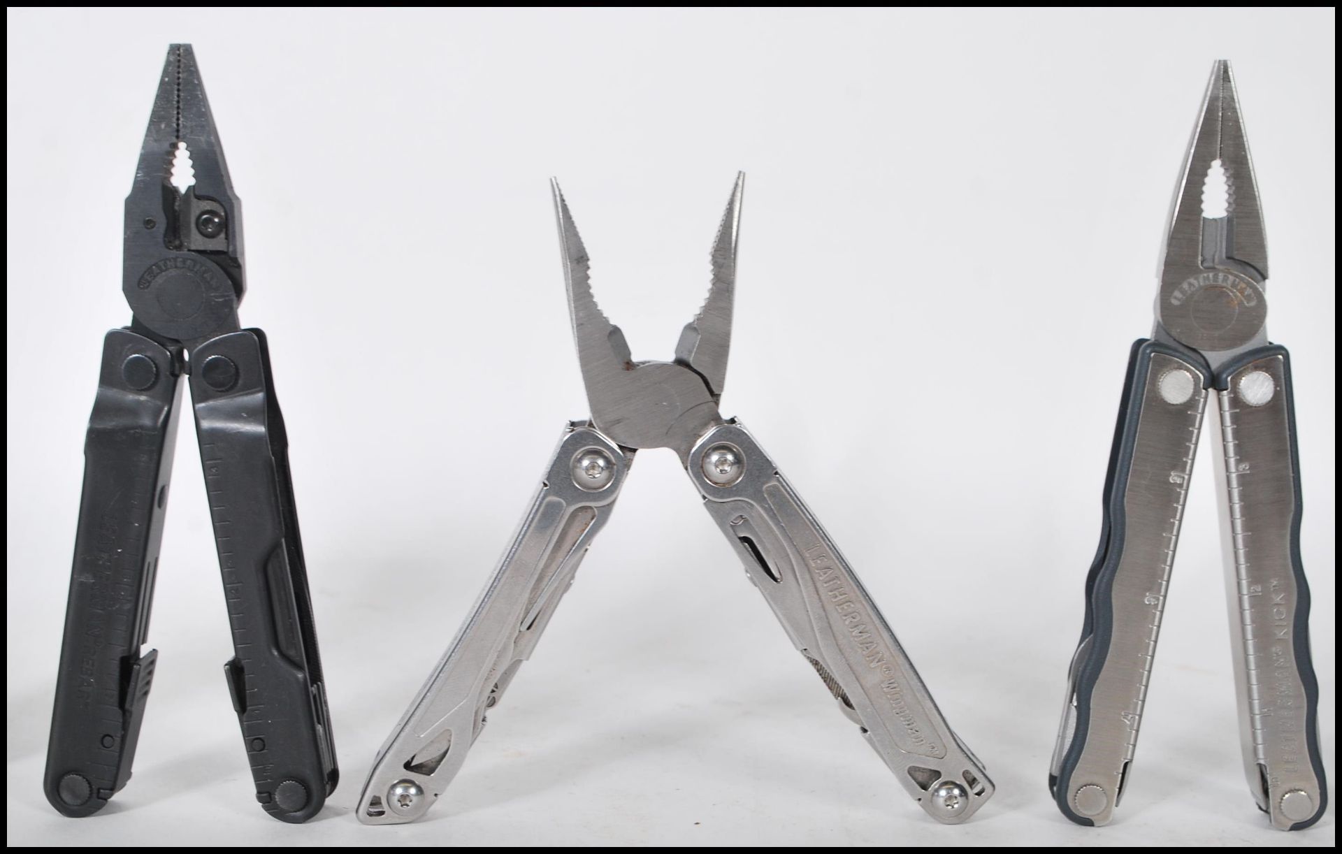 A group of four Leatherman USA pocket tools. Two in original leather case with each one being a - Bild 3 aus 5
