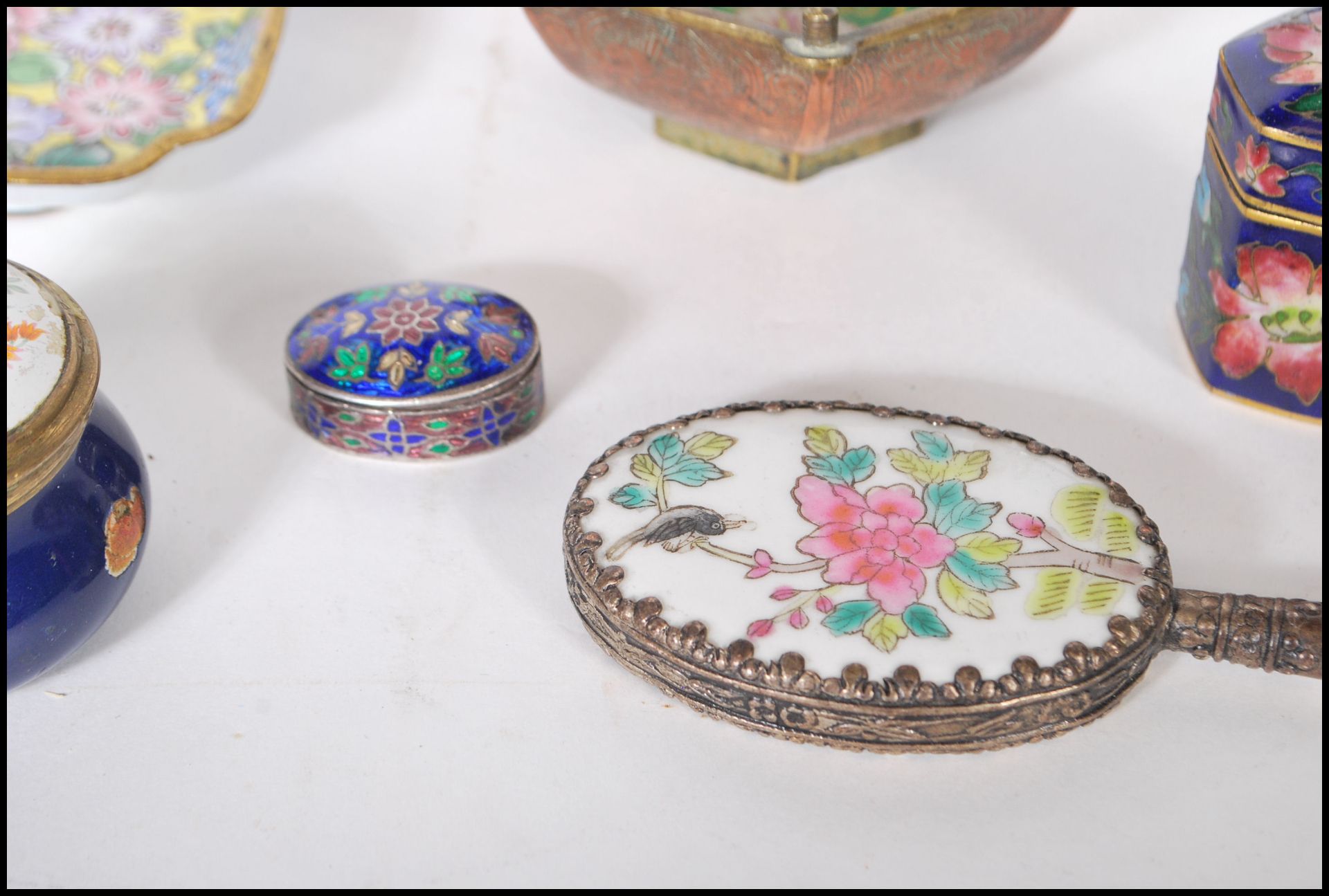 A collection of 20th Century enamel wares to include two Chinese Cloisonne dishes one decorated with - Bild 3 aus 6