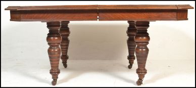 A good Victorian 19th century solid oak 3 leaf extending dining table. Raised on ring turned