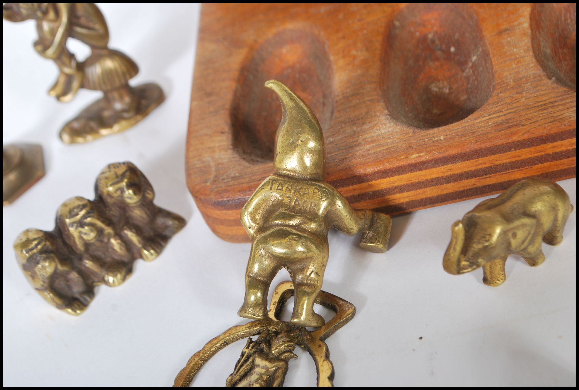 A collection of unusual brass ornamental figures to include mythical creatures, goblins, pixies - Bild 11 aus 11