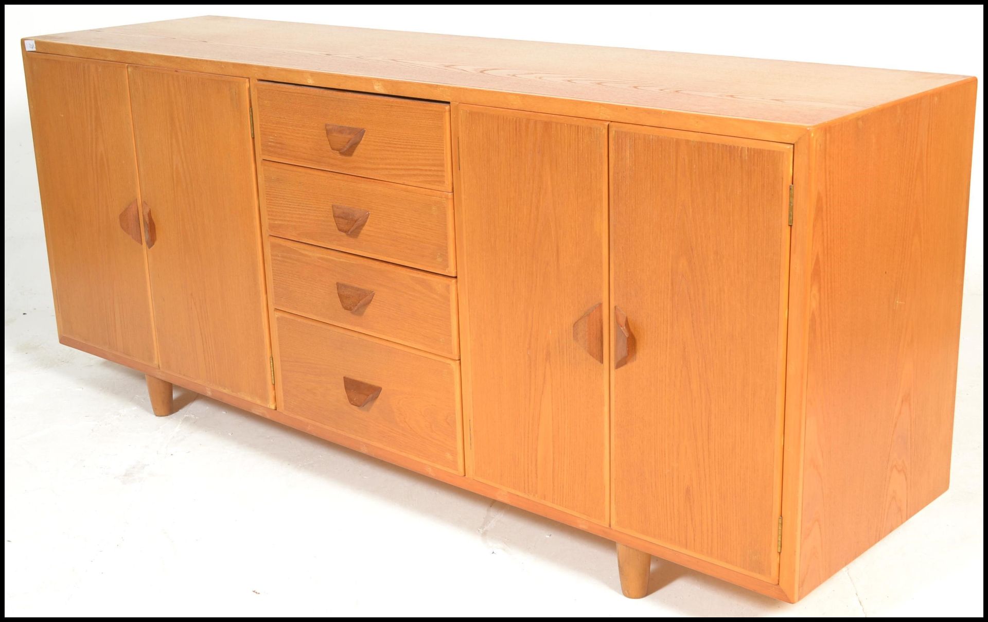 A mid century Ercol manner oak sideboard credenza being raised on stub turned legs with a wide and - Bild 8 aus 8