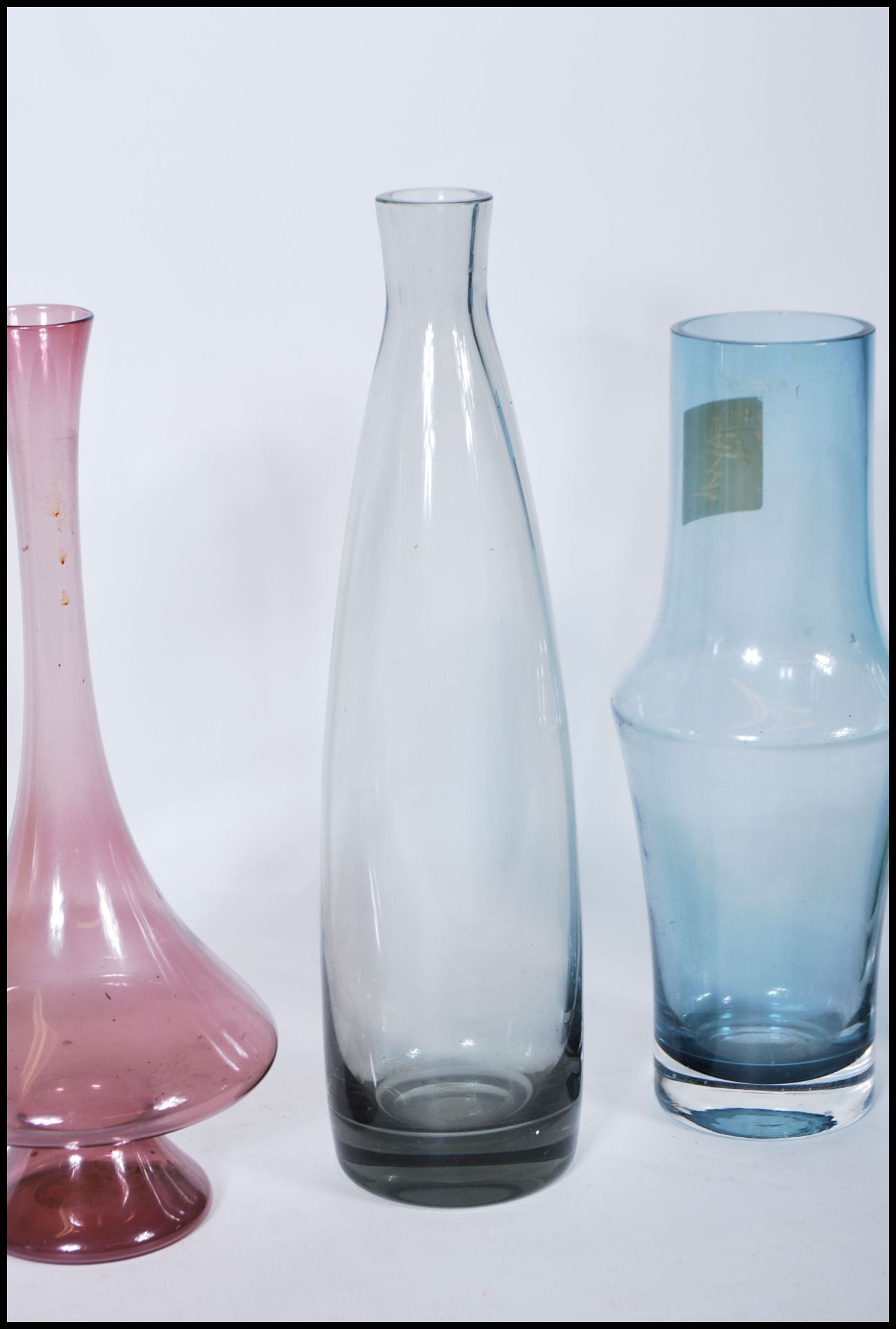 A selection of vintage retro 20th Century coloured studio glass vases of various forms to include - Bild 5 aus 10
