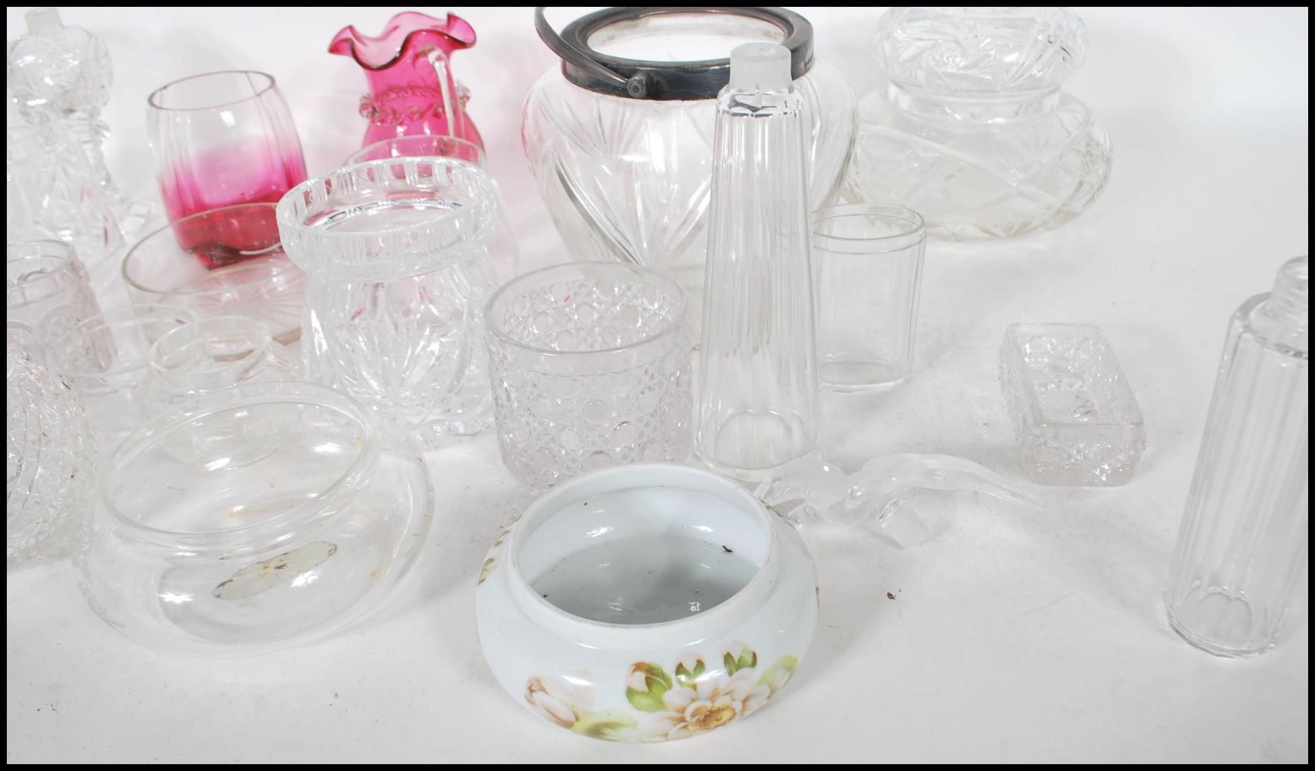 A large collection of antique and 20th Century mixed glass wares to include as selection of cut - Bild 8 aus 12