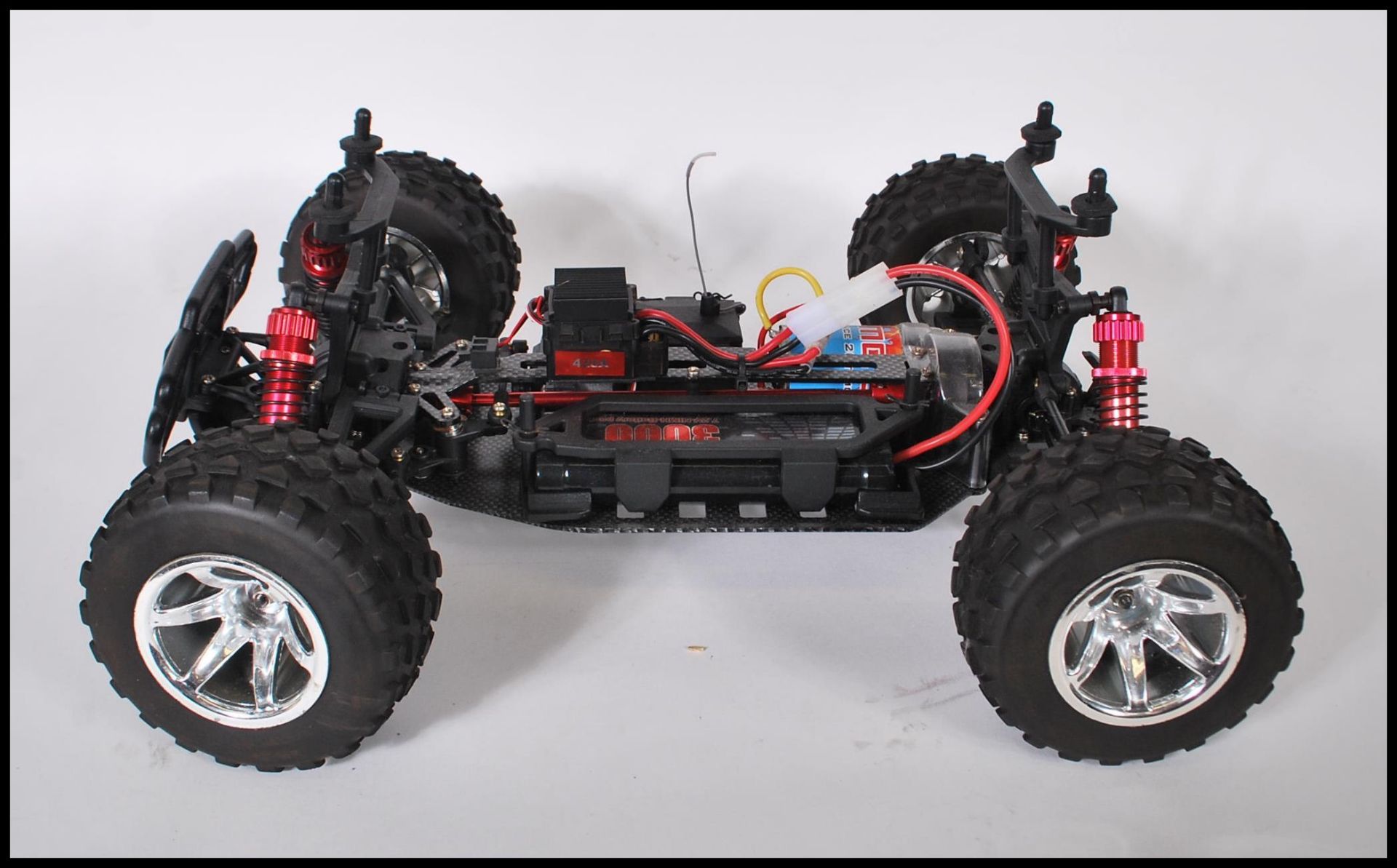 A contemporary Ranger 4WD remote control car complete with shell and the engine components etc - Image 5 of 8