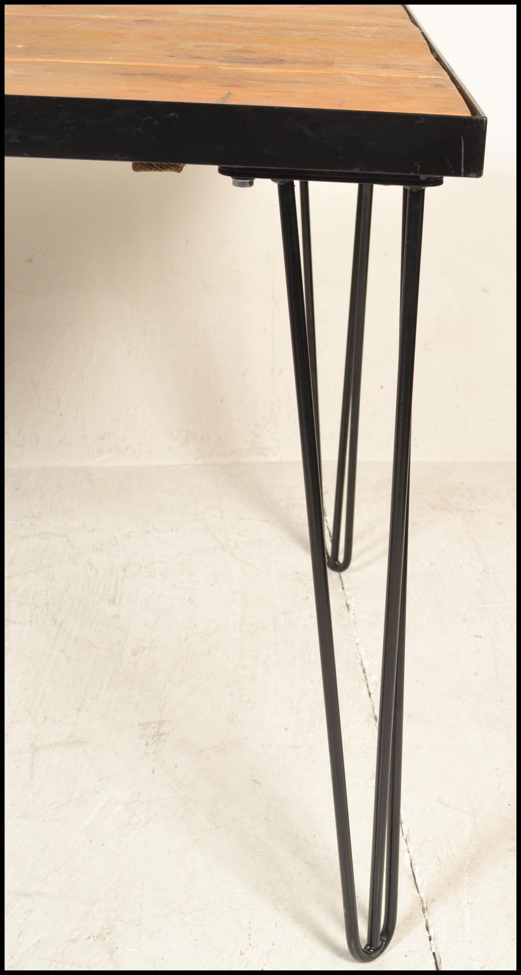 A retro style metal framed plank top dining table raised on hairpin upright supports in a black - Bild 6 aus 7