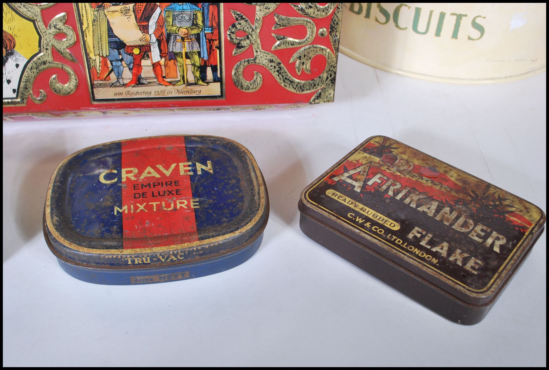 A collection of 20th Century vintage advertising tea and tobacco tins to include Lyons tea, Jacksons - Bild 5 aus 8