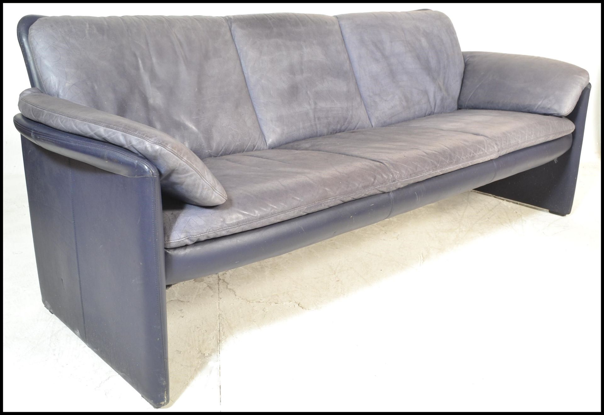 A 20th Century vintage Leolux lounge suite consisting of a three seater sofa and armchair , the body - Bild 6 aus 9