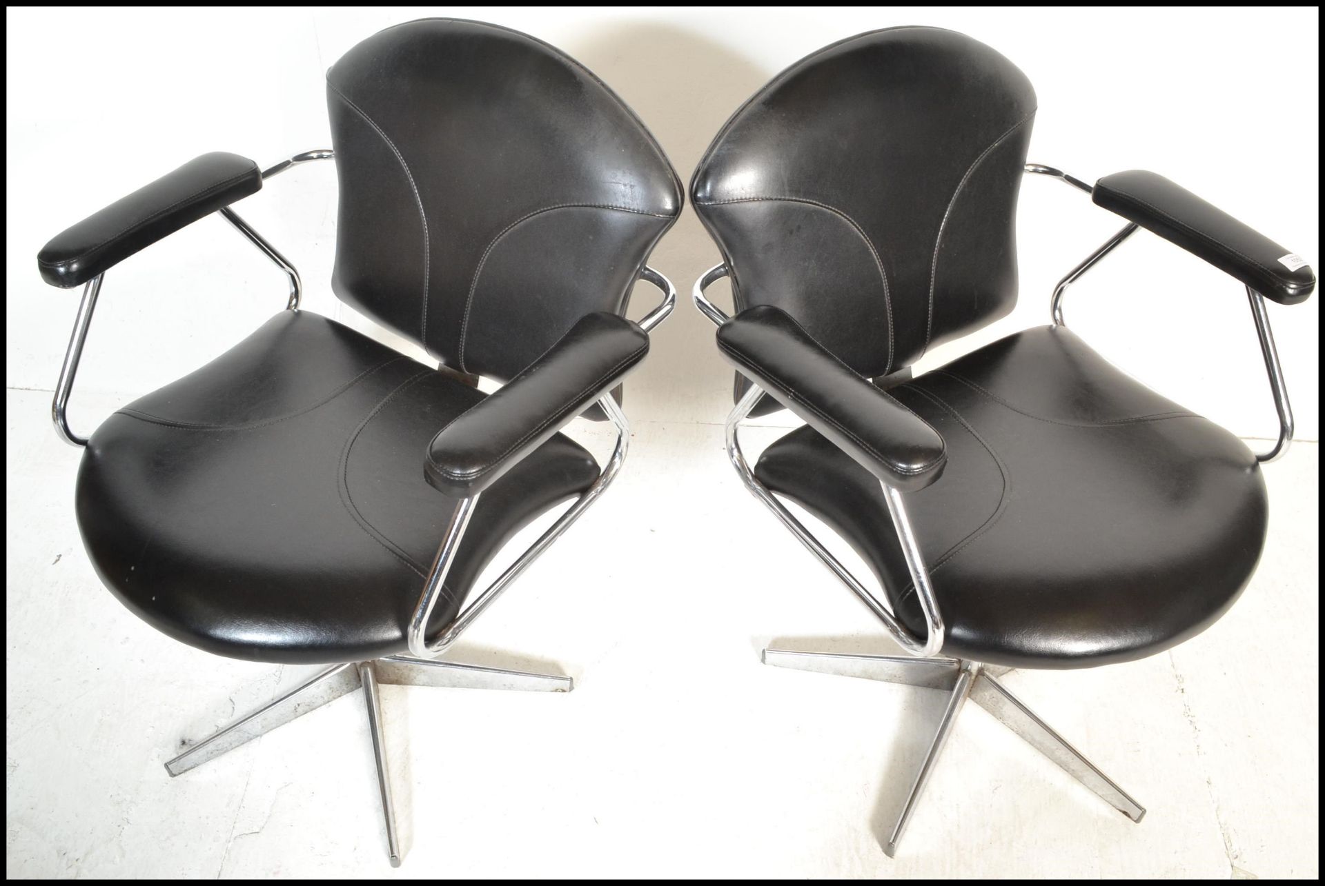 A set of 6 mid century retro chrome and faux black leather swivel chairs - dining chairs having been - Bild 6 aus 8