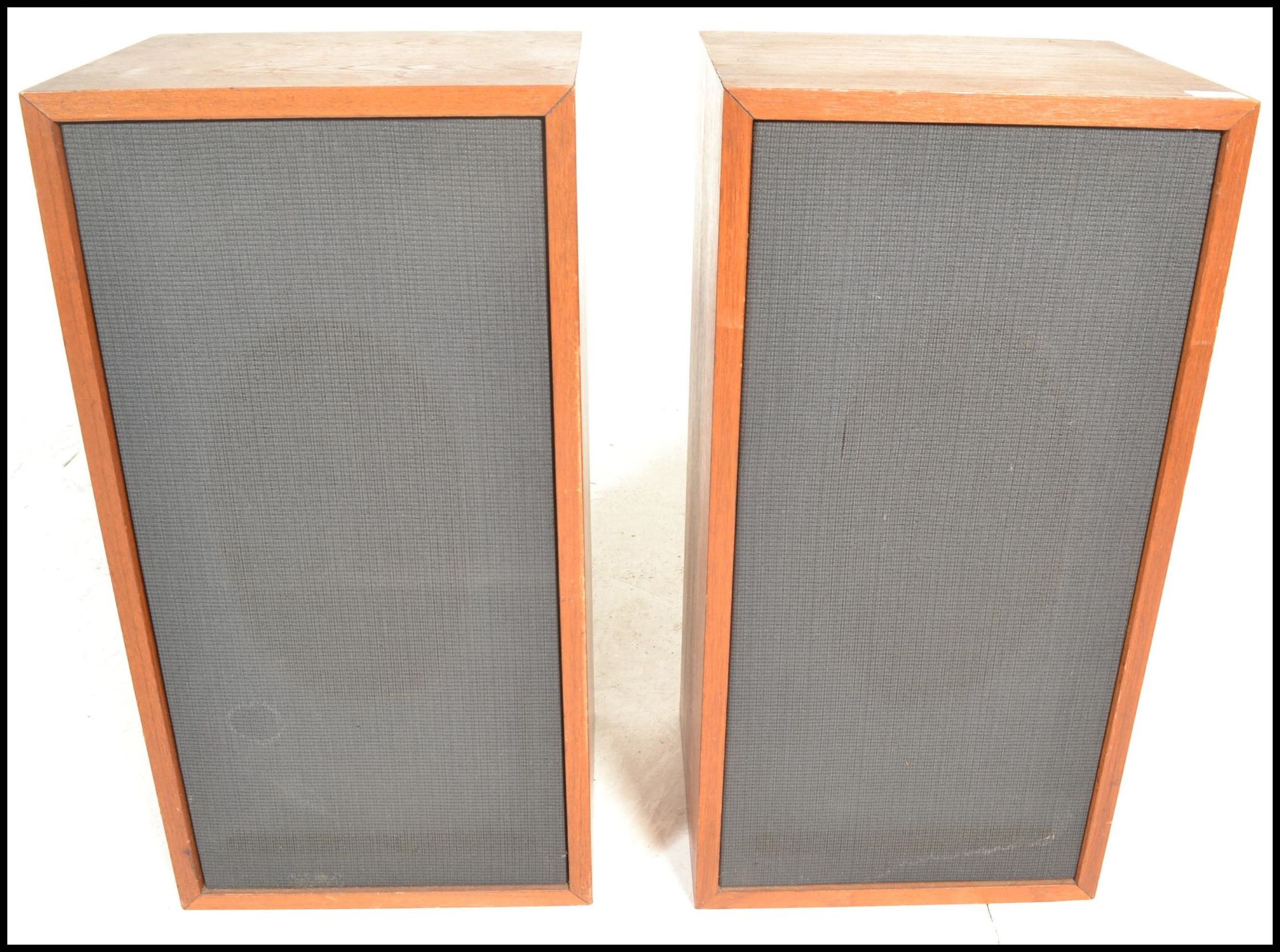 A pair of teak wood cased vintage 20th Century speakers, removable mesh cover to front. Measures - Bild 2 aus 3