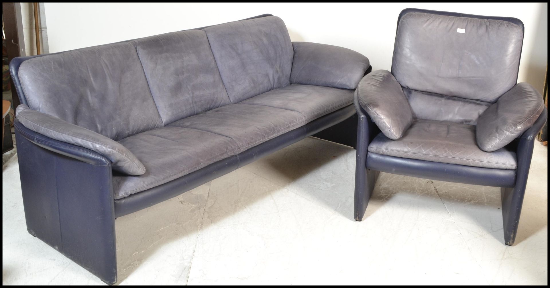 A 20th Century vintage Leolux lounge suite consisting of a three seater sofa and armchair , the body - Bild 3 aus 9