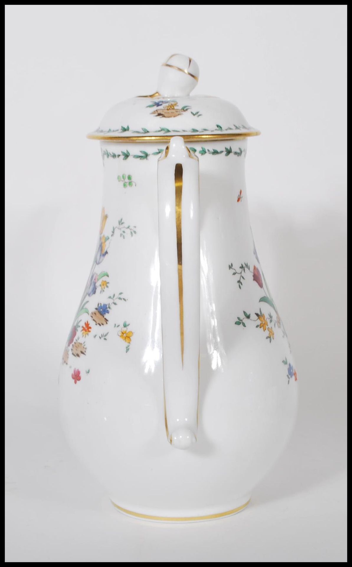 A vintage 20th Century Tuscun coffee service having a white ground with floral sprays and gilt - Bild 11 aus 11