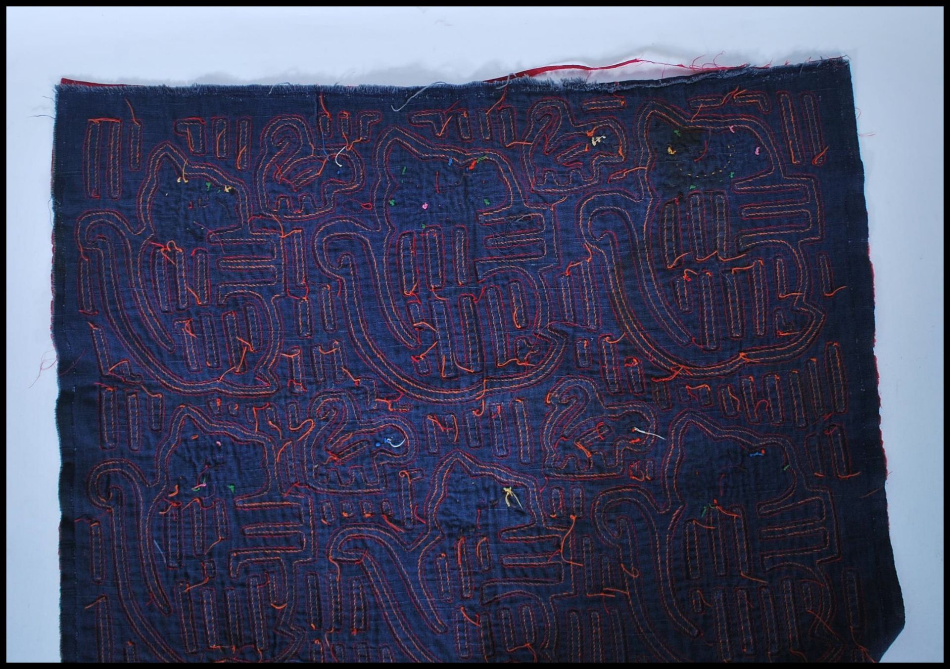 A 20th Century Panamanian Kuna Indian tribal mola fabric panel constructed from layers of - Bild 6 aus 7