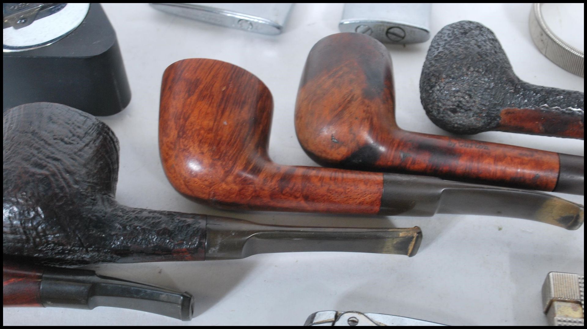 A collection of vintage 20th Century smoking pipes and paraphernalia to include Briar pipes by - Bild 6 aus 17