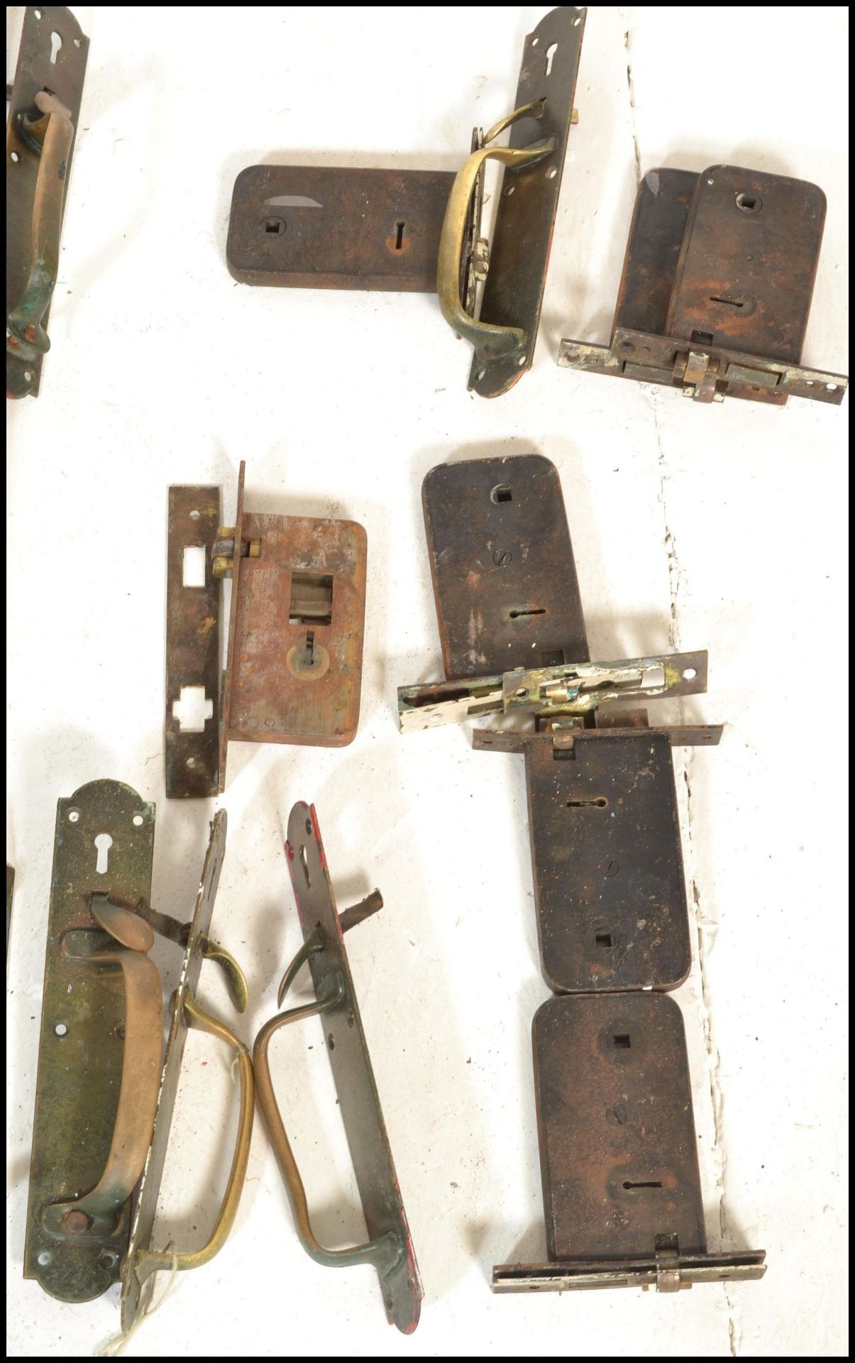 A collection of 19th Century Victorian brass door / furniture pull handles and back plates. The - Bild 6 aus 7