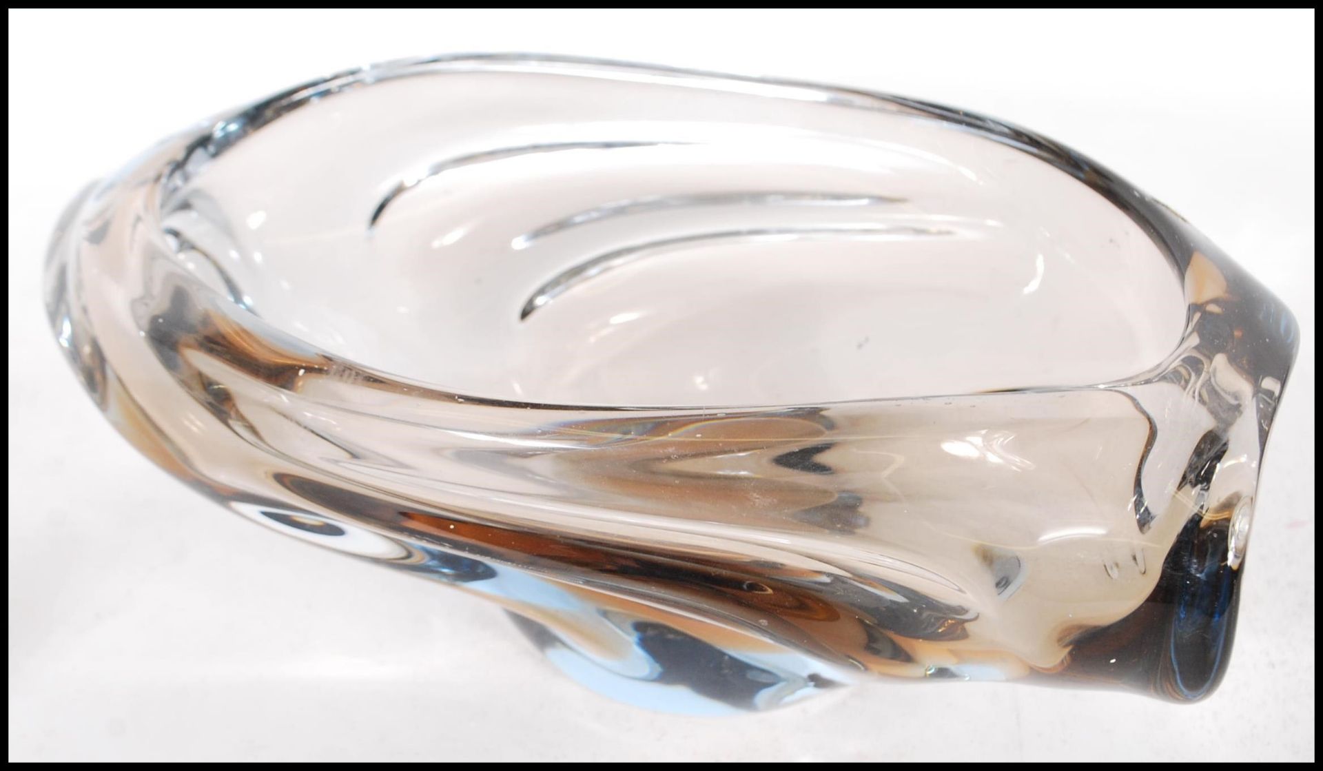 Two pieces of retro 20th Century Continental heavy studio glass dishes of scalloped asymmetric - Bild 6 aus 9