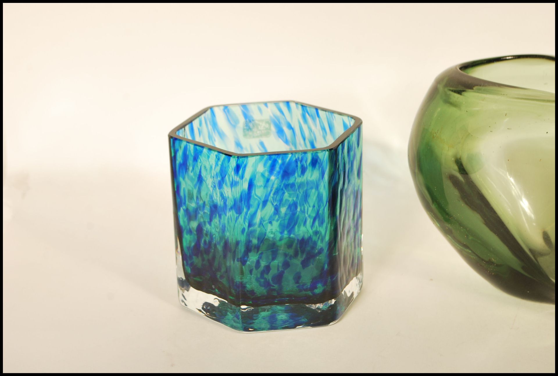 A selection of 20th Century retro studio glass to include a blue and green rainbow glass vase in the - Bild 2 aus 5
