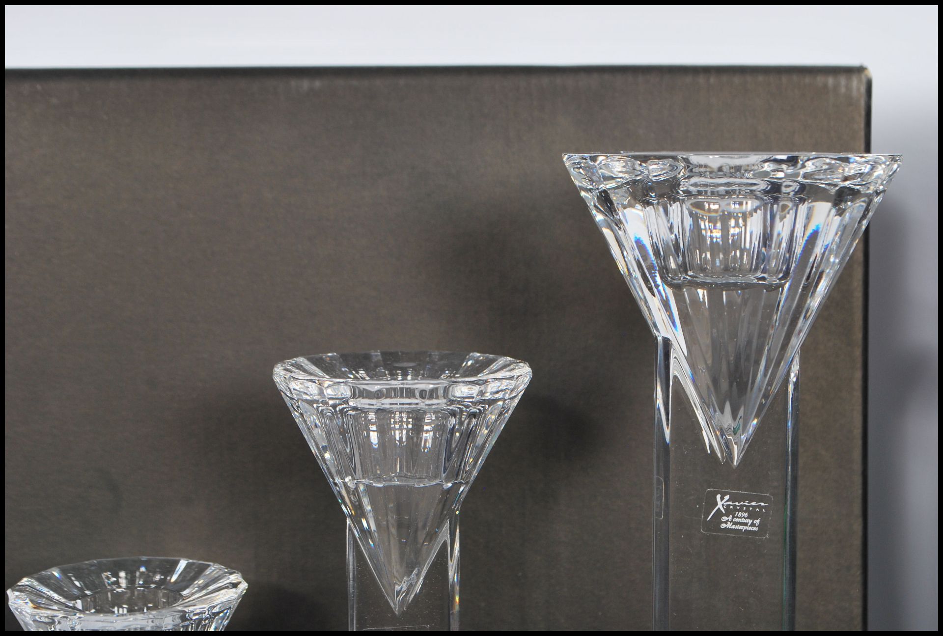 A boxed set of three Xavier Crystal candlesticks of graduating form having shaped rounded tops and - Bild 4 aus 5