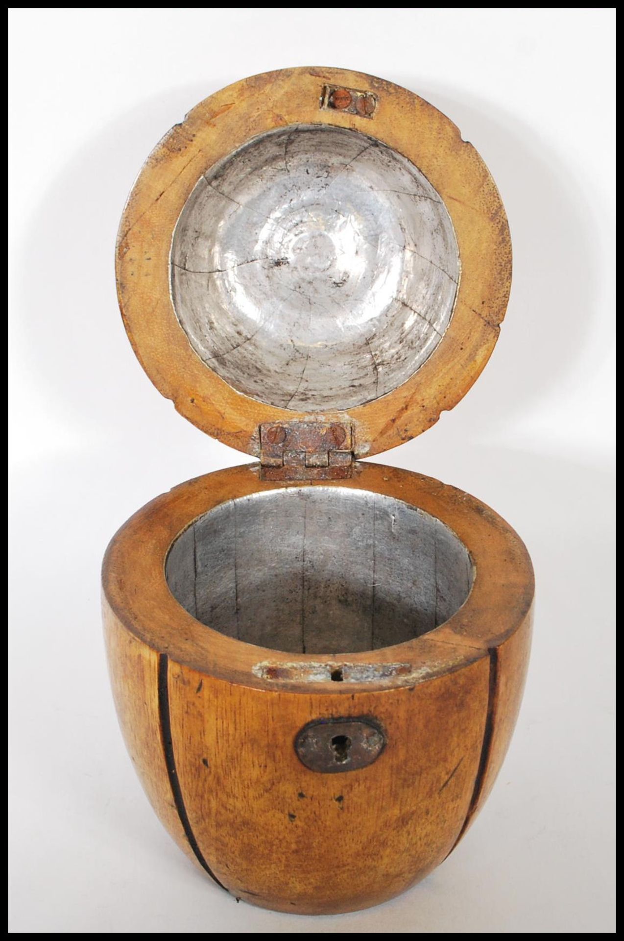 An 18th Century Georgian style fruitwood tea caddy in the form of a melon with lock and key to - Bild 6 aus 7