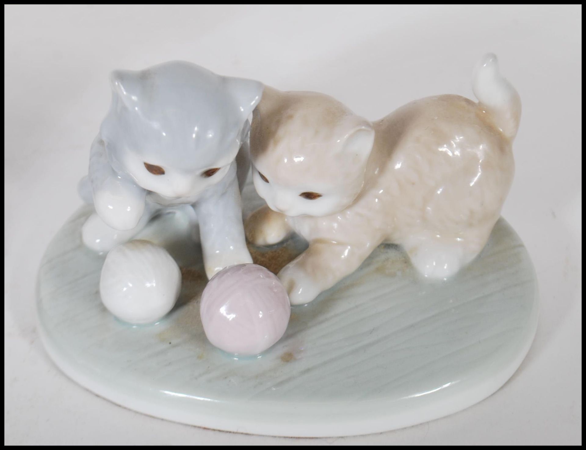 A Royal Copenhagen figurine in the form of a grey and white cat no. 727 together with a LLadro style - Bild 5 aus 7