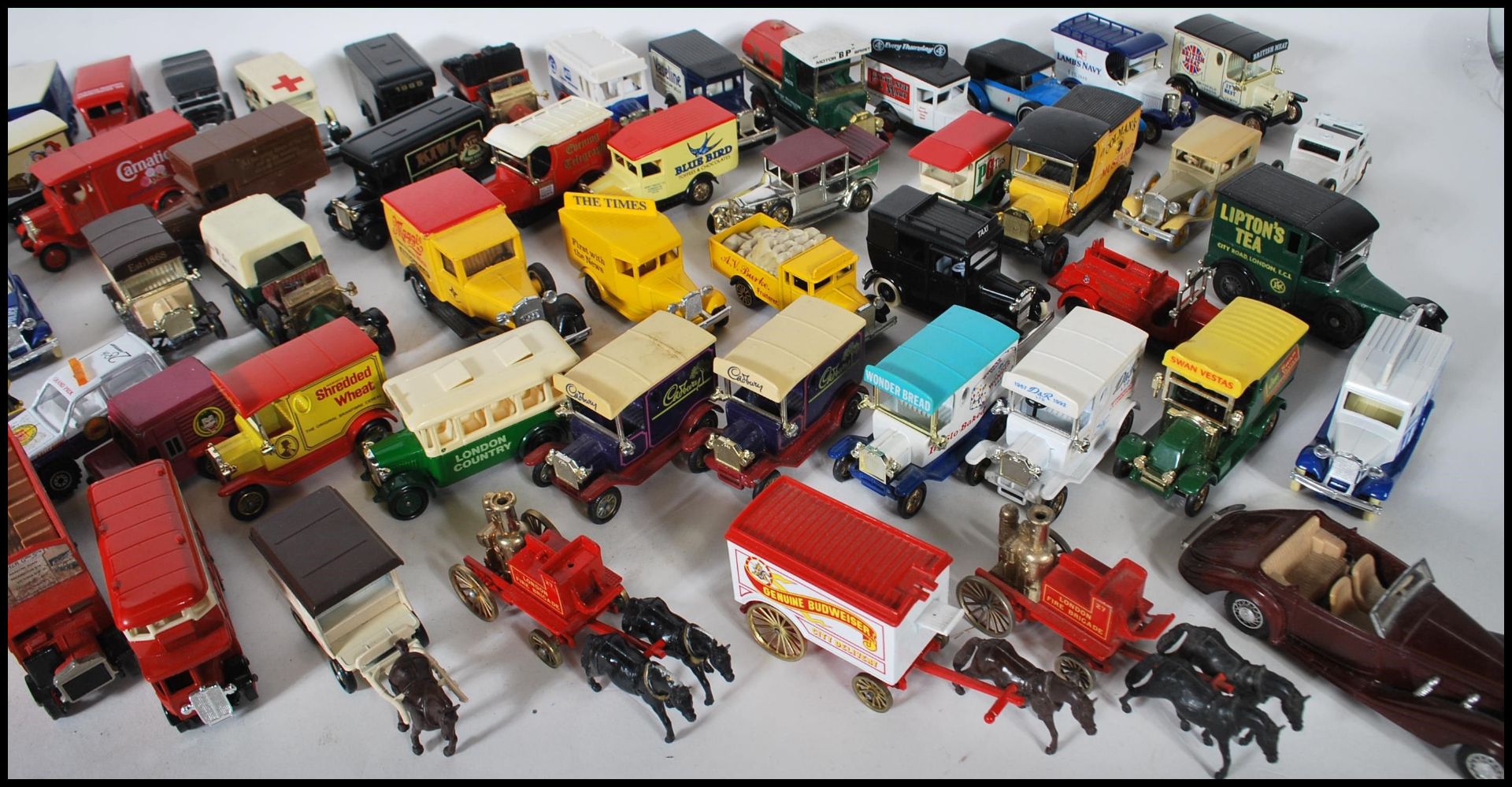 A COLLECTION OF UNBOXED DIECAST MODEL VEHICLES - Bild 3 aus 12