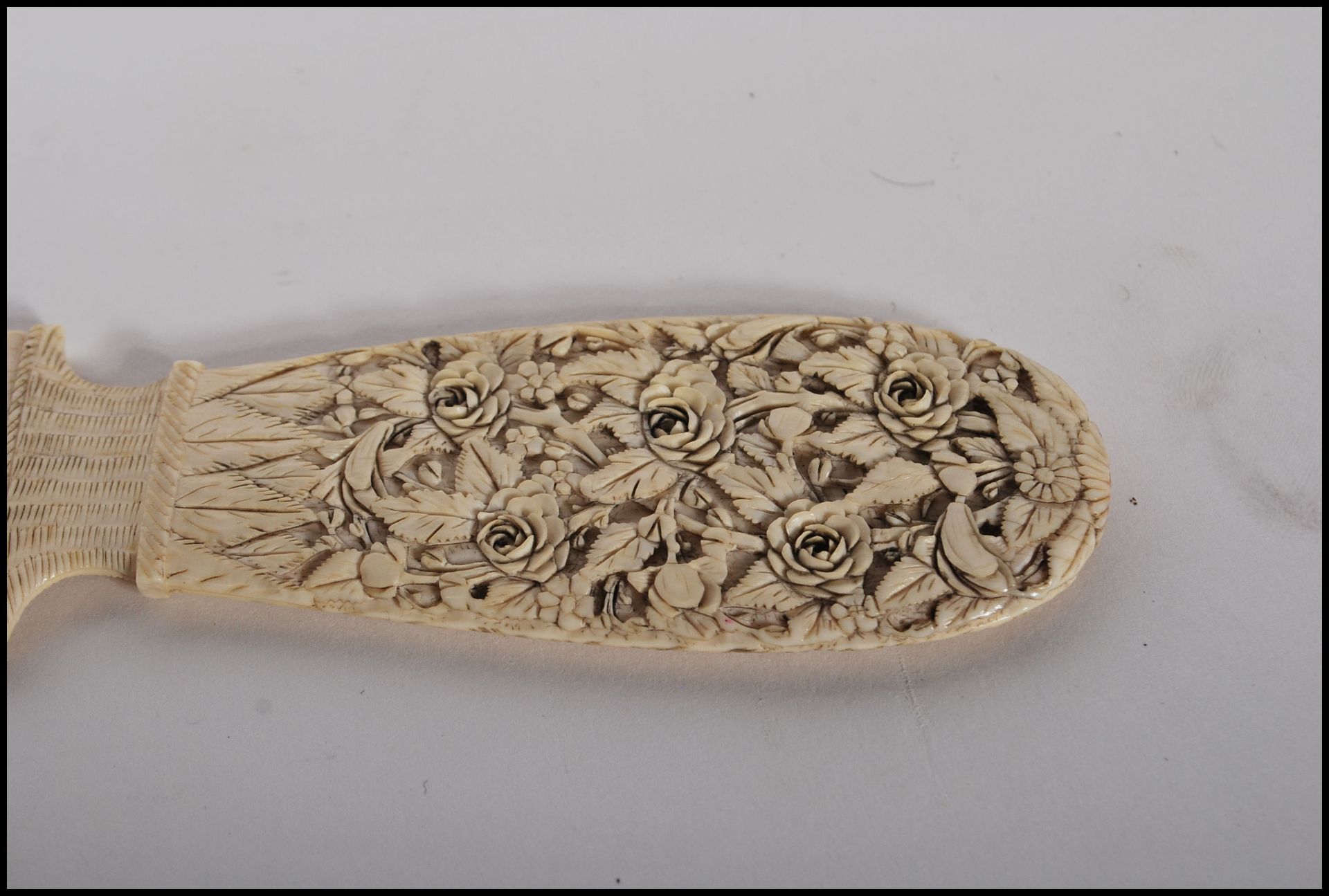 A 19th Century Chinese Cantonese ivory page turner / letter opener / paper knife having profusely - Bild 3 aus 8