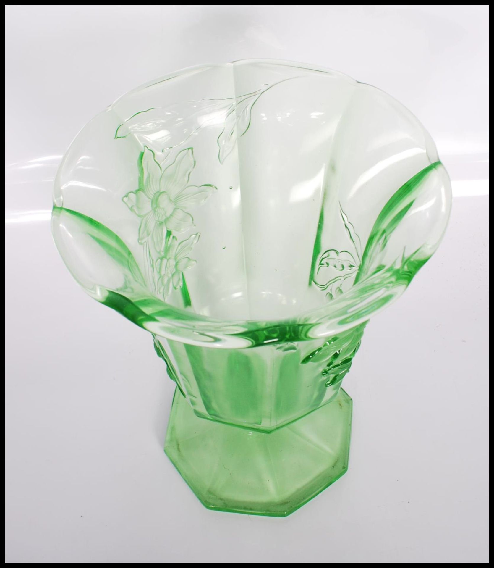 An early 20th Century Art Deco pressed green glass footed vase of octagonal form having raised - Bild 6 aus 7