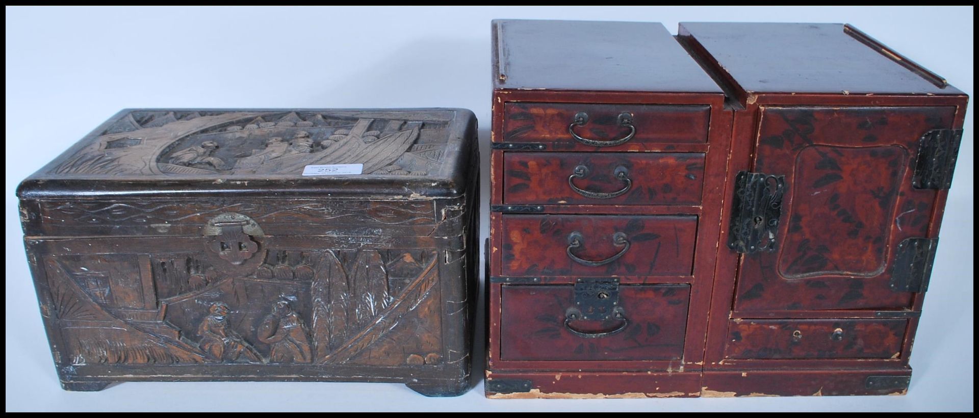 A late 19th Century Chinese carved wooden table top box decorated with carved panels depicting - Bild 2 aus 5