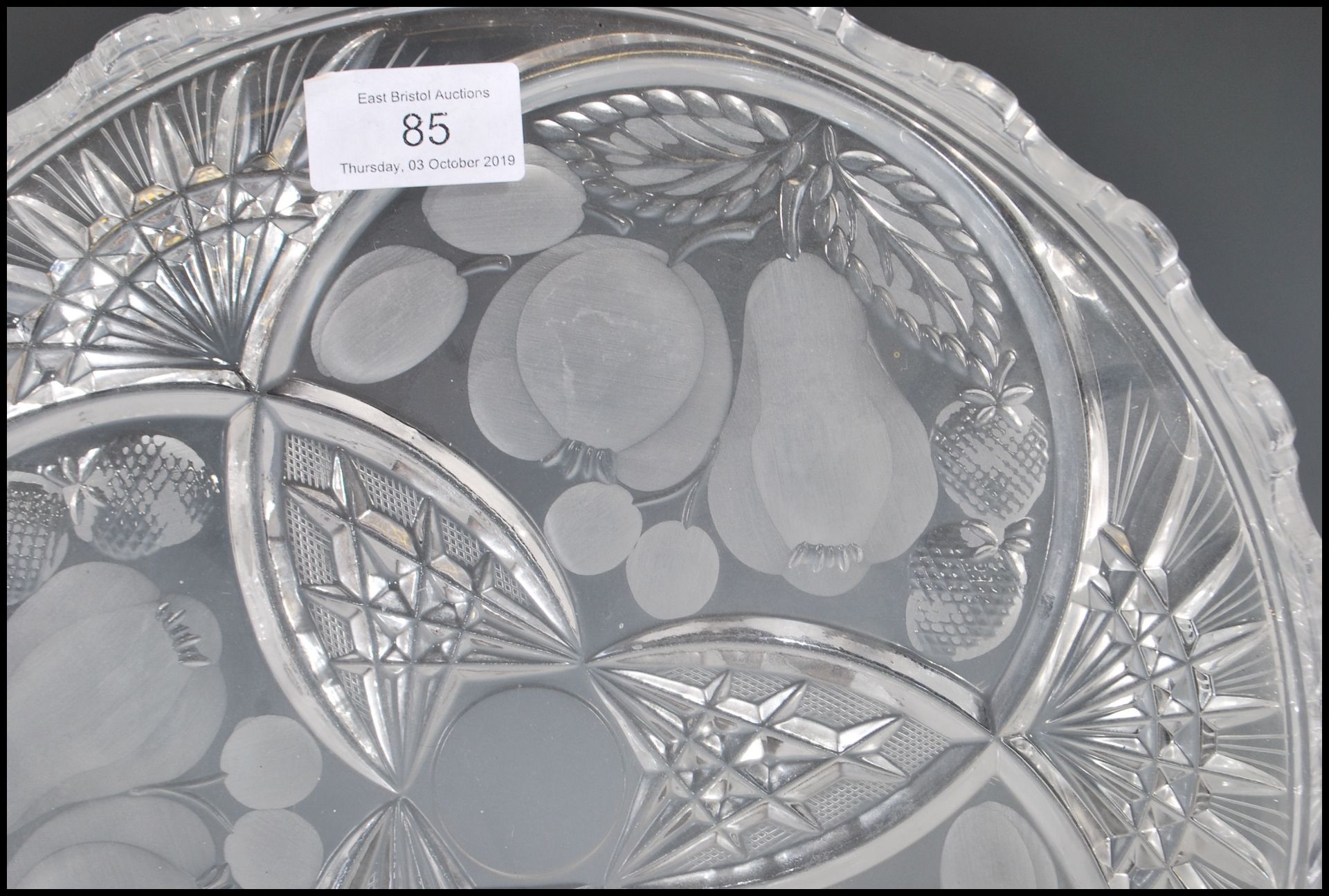 A 20th Century cut glass centrepiece plate in the manner of Lalique being of round form having a - Bild 4 aus 6